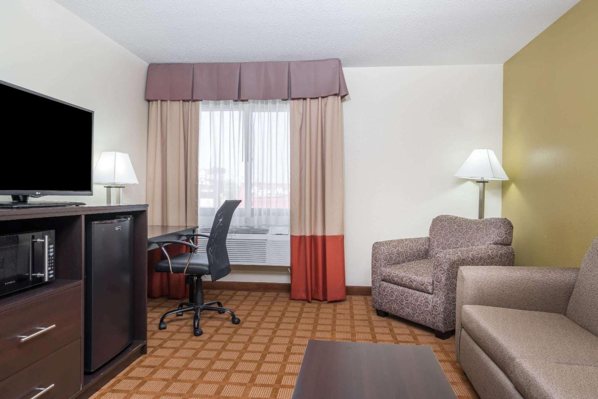 Super 8 by Wyndham Rice Lake photo 12
