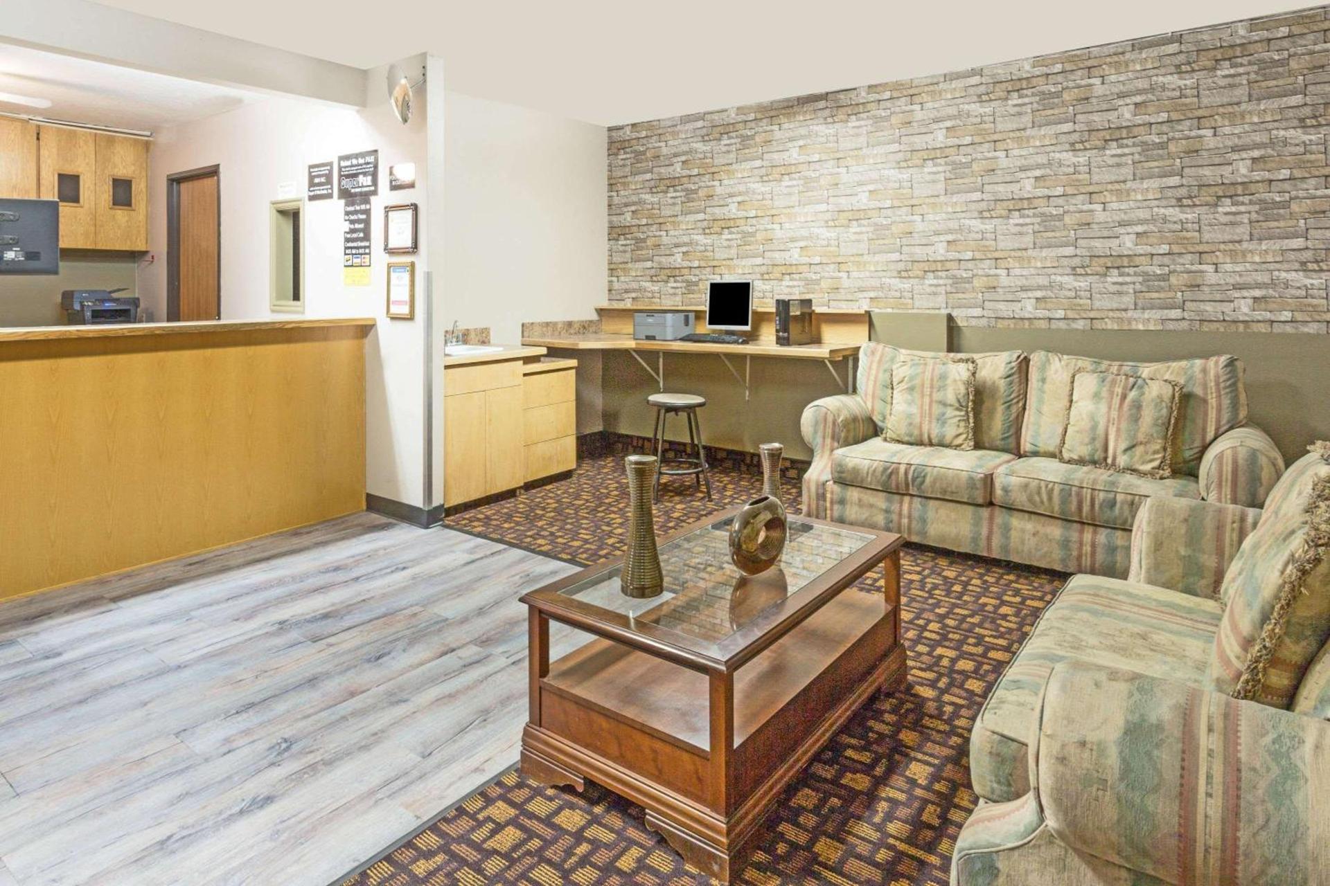 Super 8 by Wyndham Logan photo 2