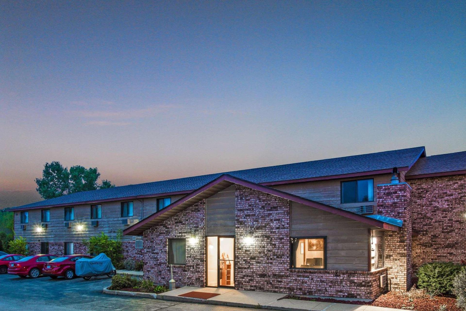 Super 8 by Wyndham Hartford WI photo 2