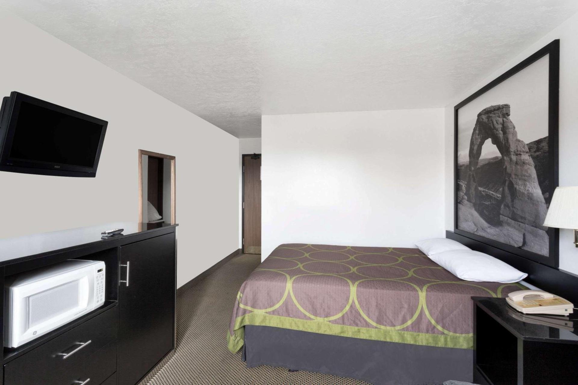 Super 8 by Wyndham Logan photo 14