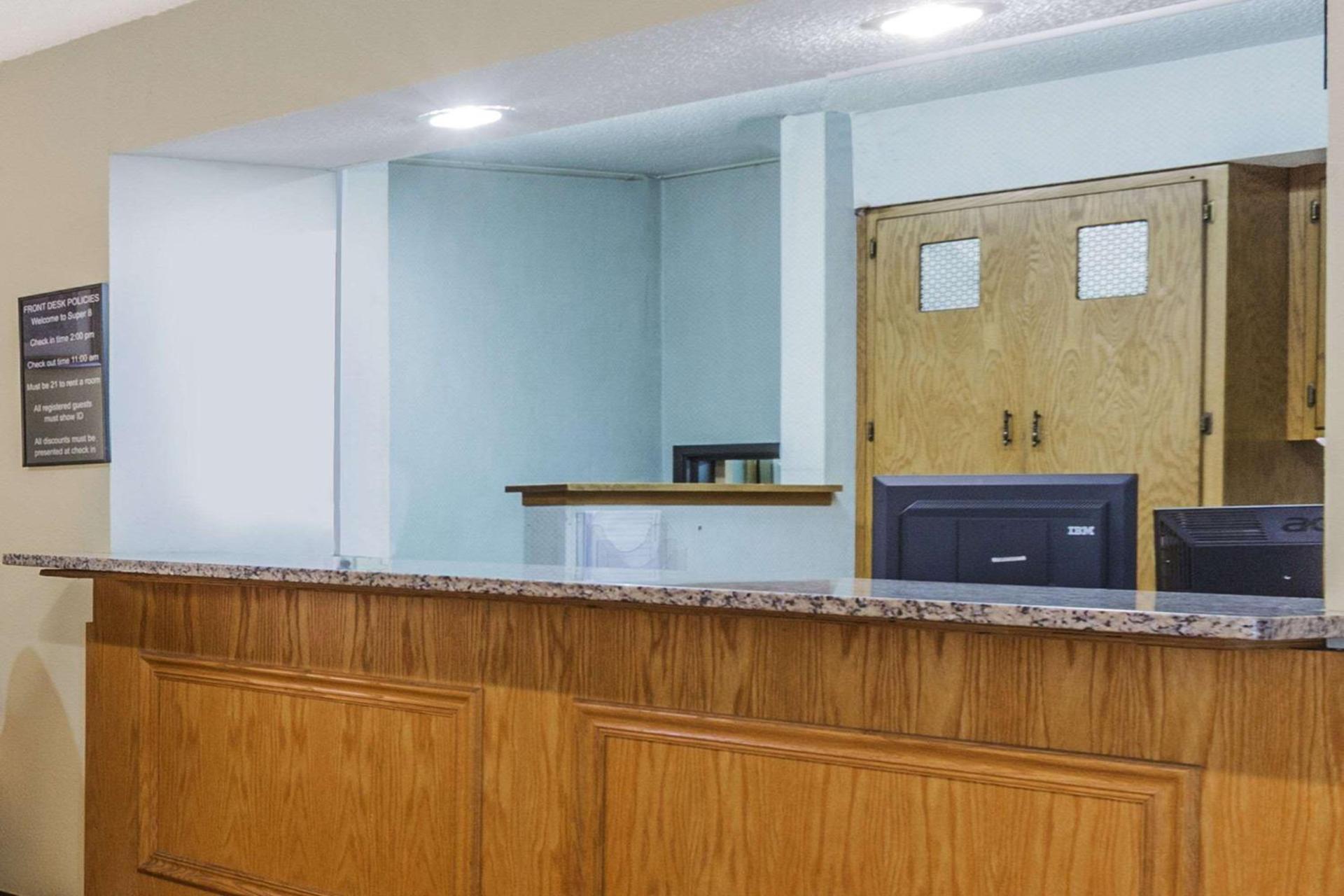 Super 8 by Wyndham East Stroudsburg - Poconos photo 26