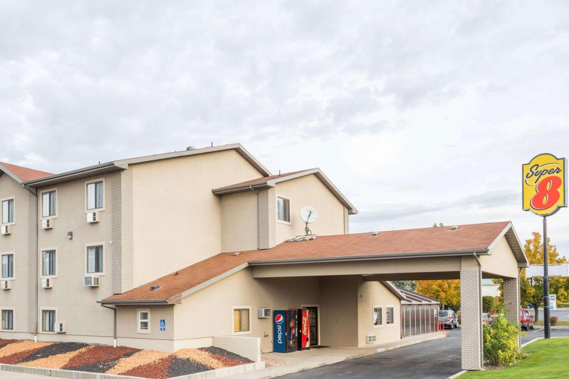 Super 8 by Wyndham Logan — hotel in Logan