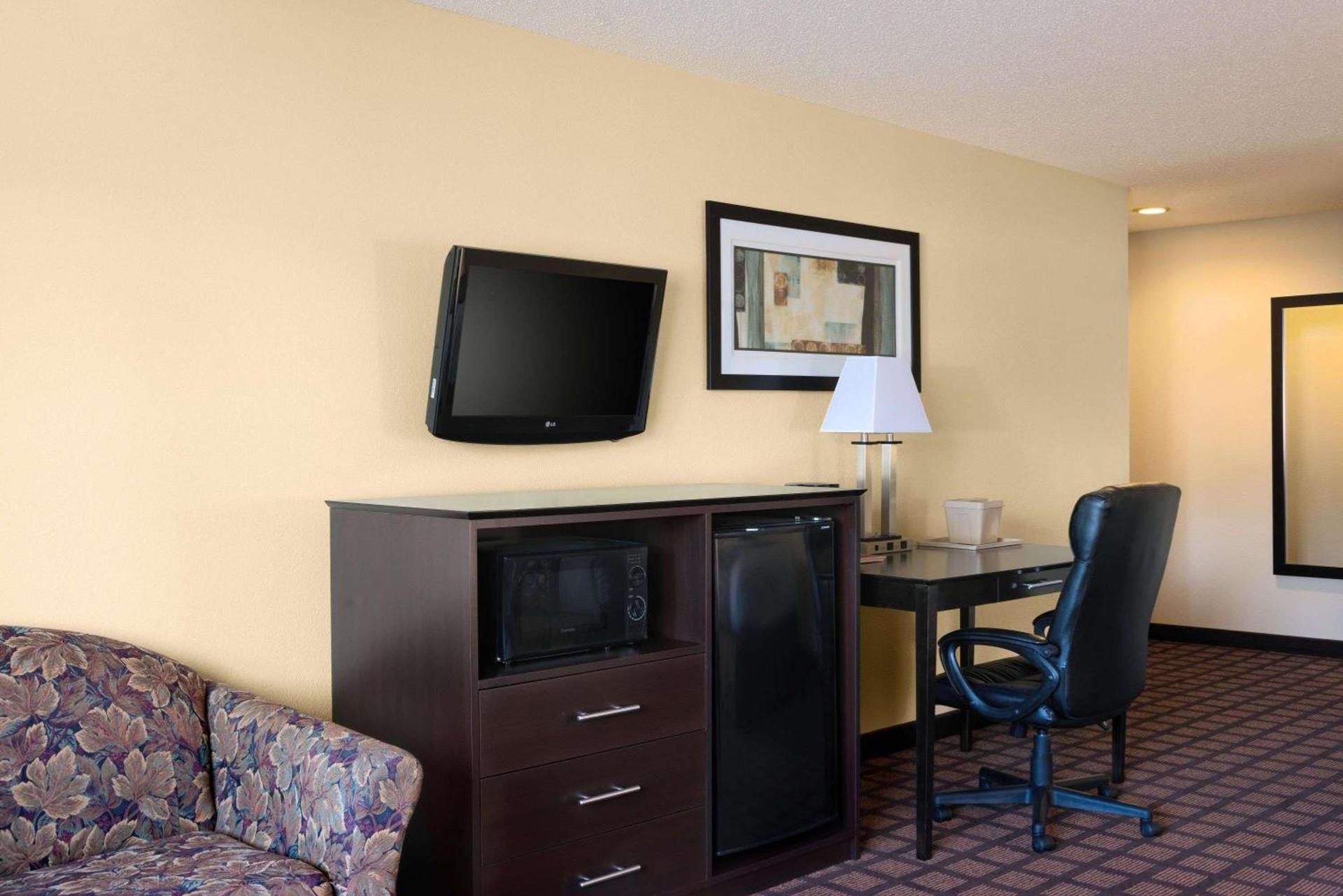 Fairview Inn & Suites Whitewater photo 5
