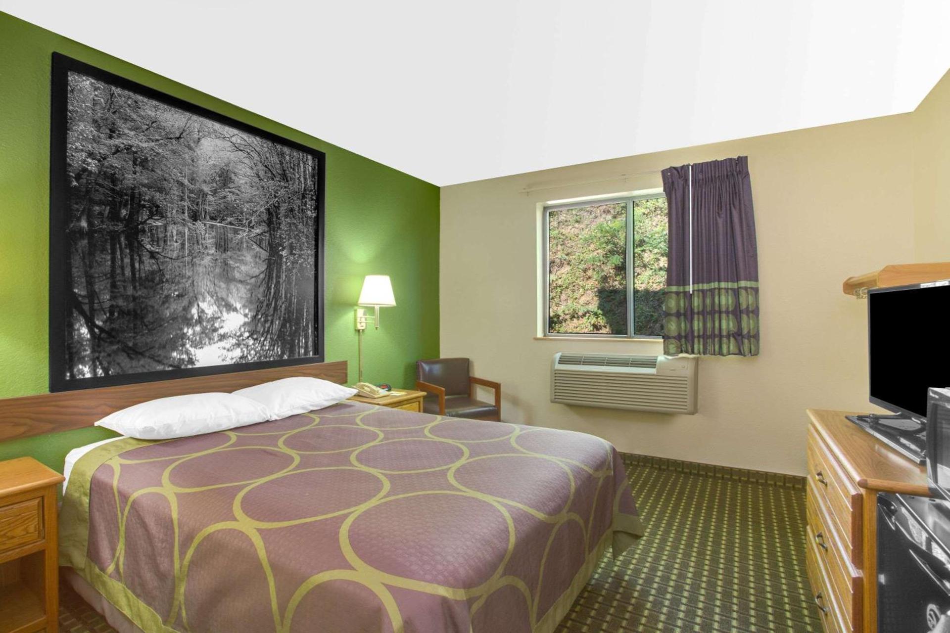 Super 8 by Wyndham Radford VA photo 9