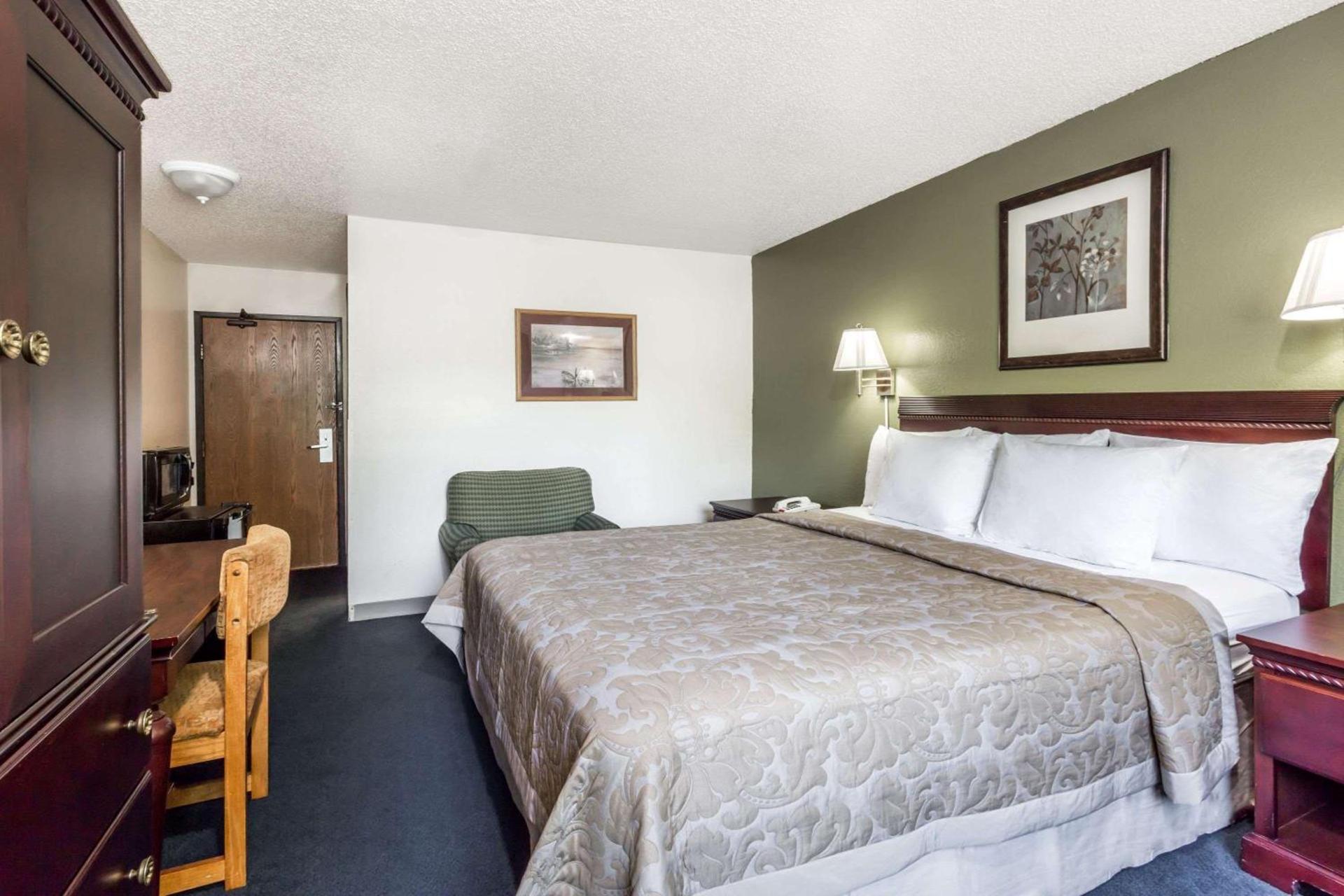 Super 8 by Wyndham Hampton photo 6
