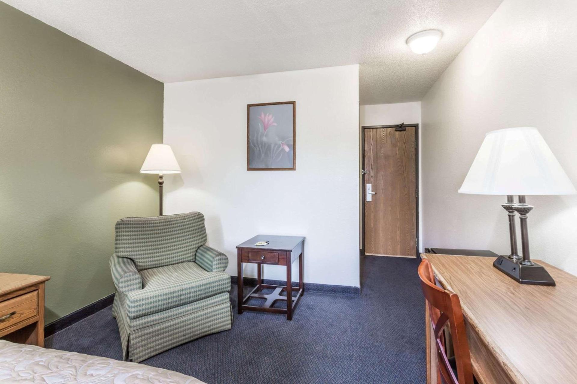Super 8 by Wyndham Hampton photo 13