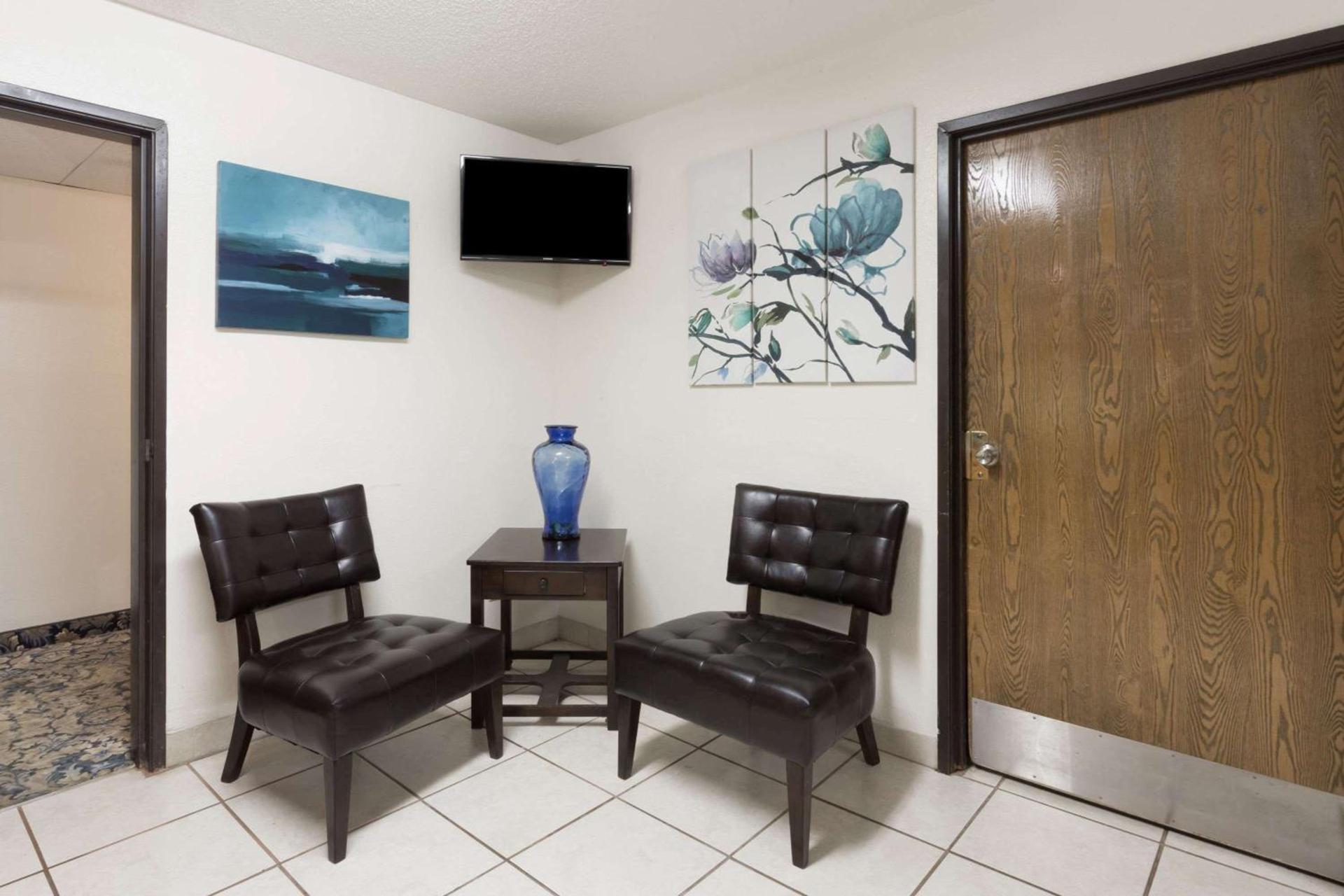 Super 8 by Wyndham Hampton photo 3