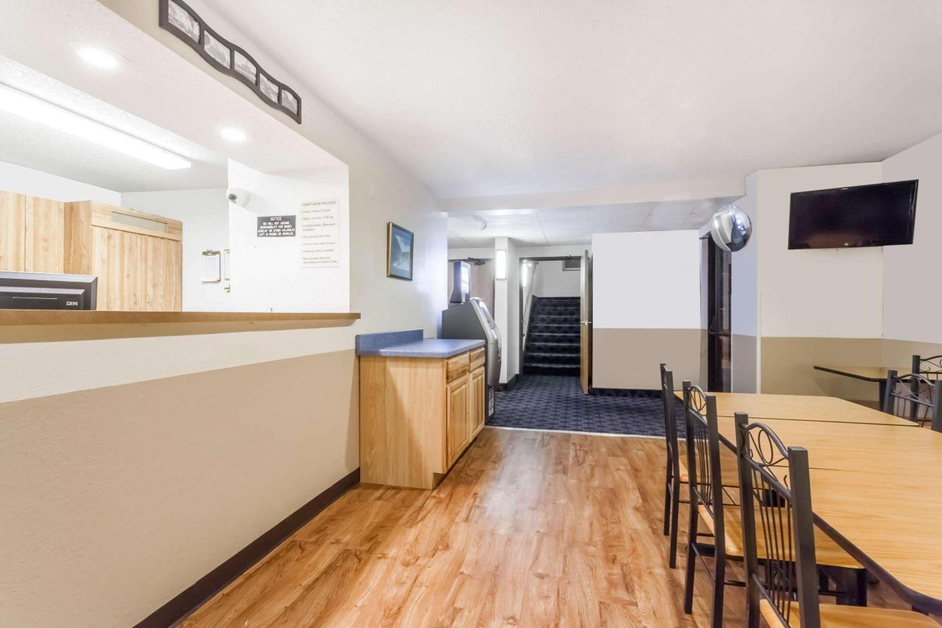 Super 8 by Wyndham Sidney NY photo 39