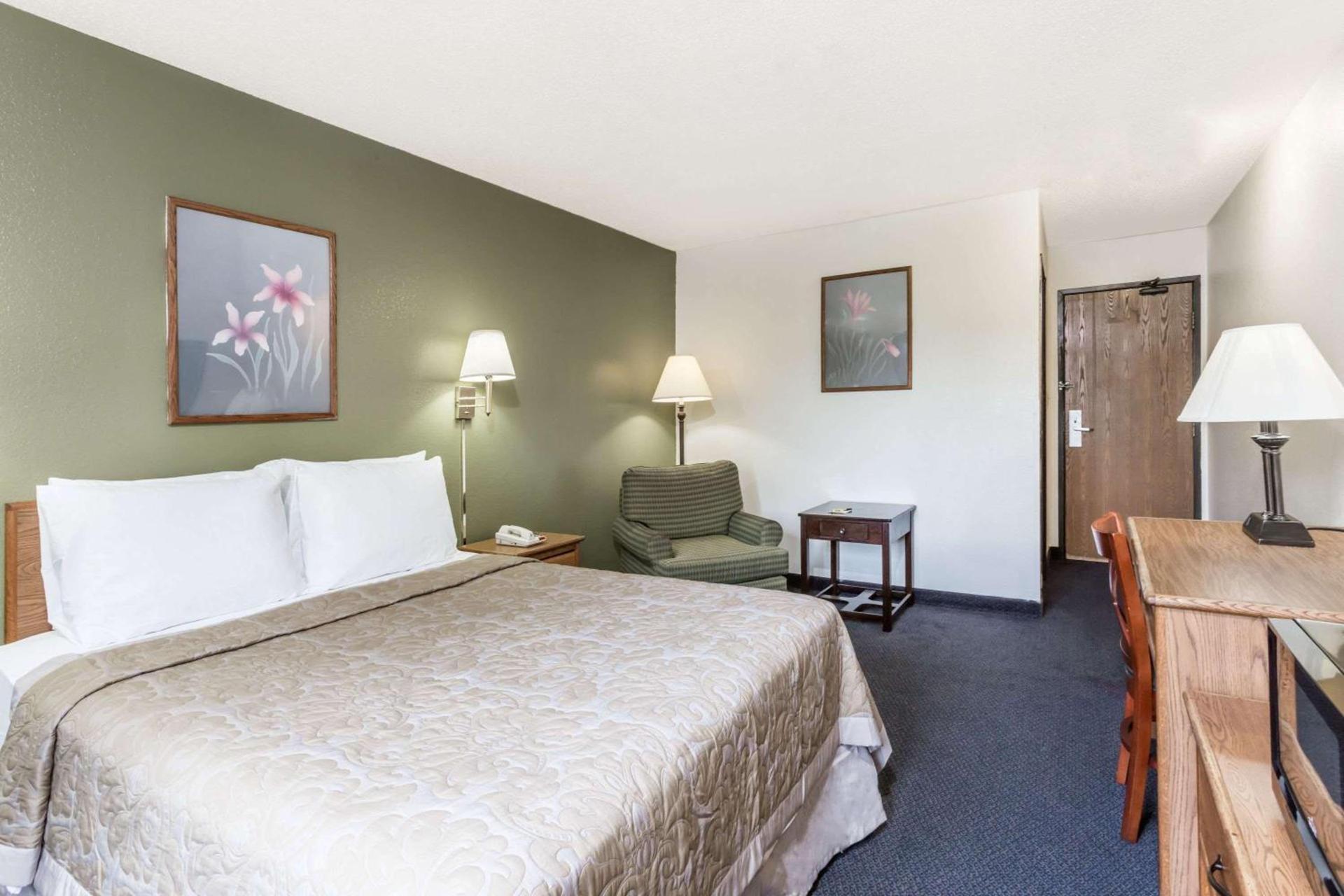 Super 8 by Wyndham Hampton photo 5
