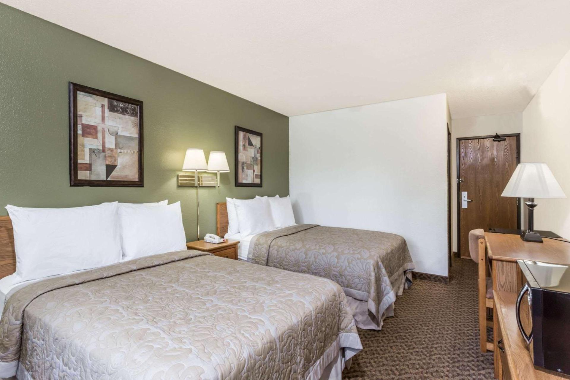 Super 8 by Wyndham Hampton photo 7