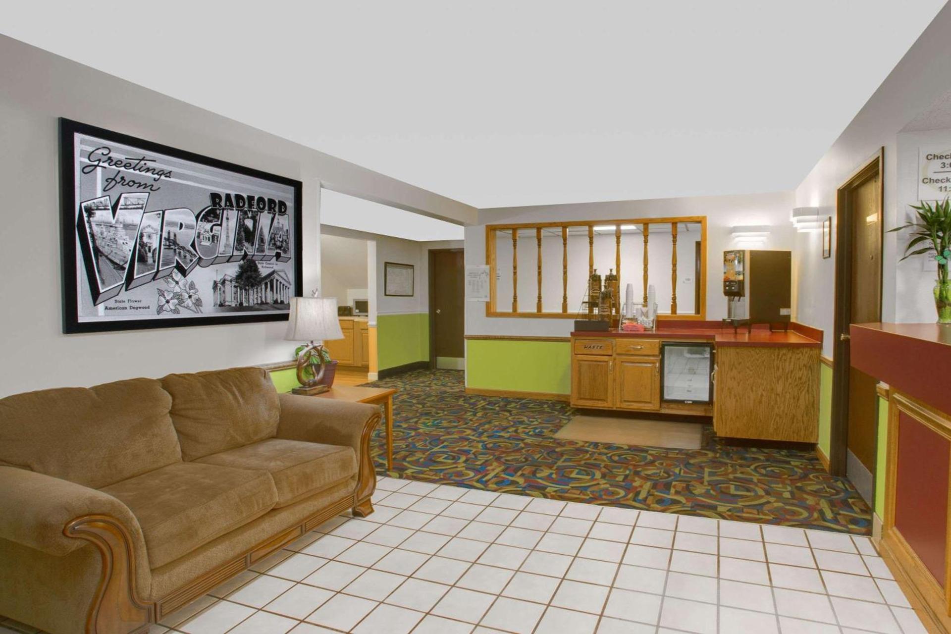 Super 8 by Wyndham Radford VA photo 3