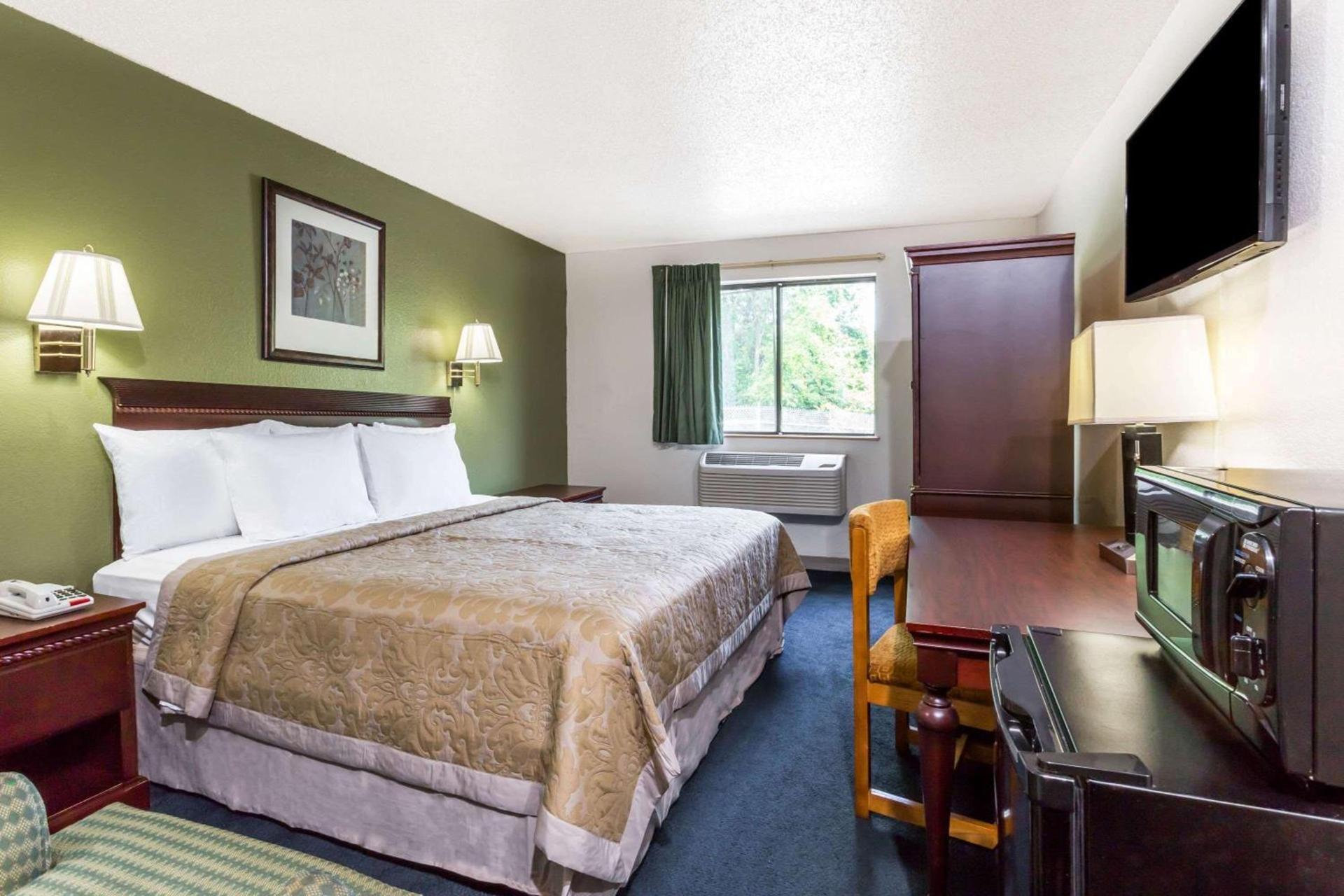 Super 8 by Wyndham Hampton photo 9