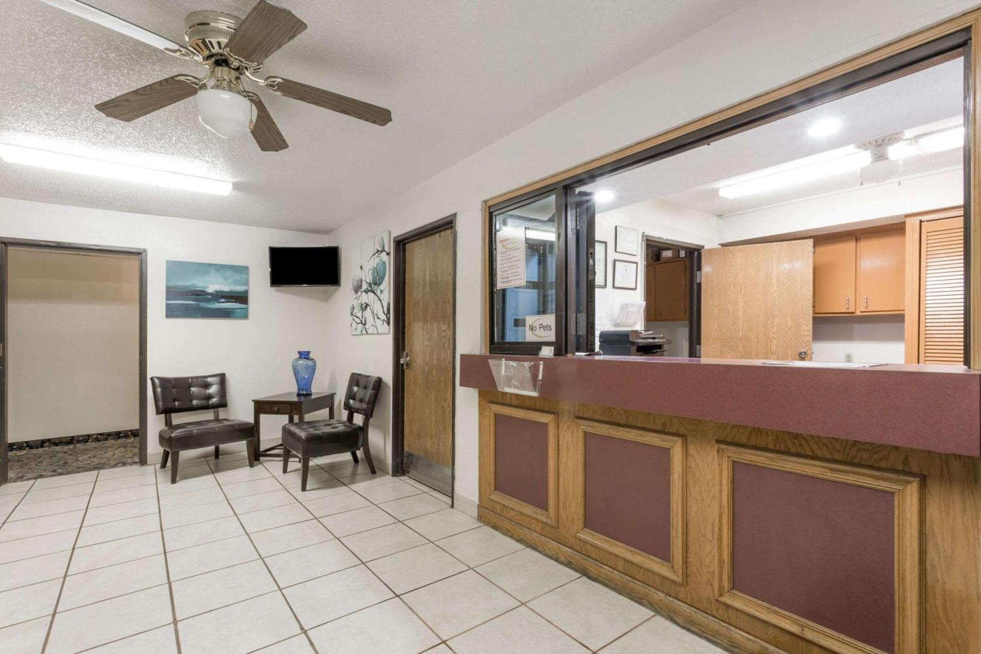 Super 8 by Wyndham Hampton photo 2
