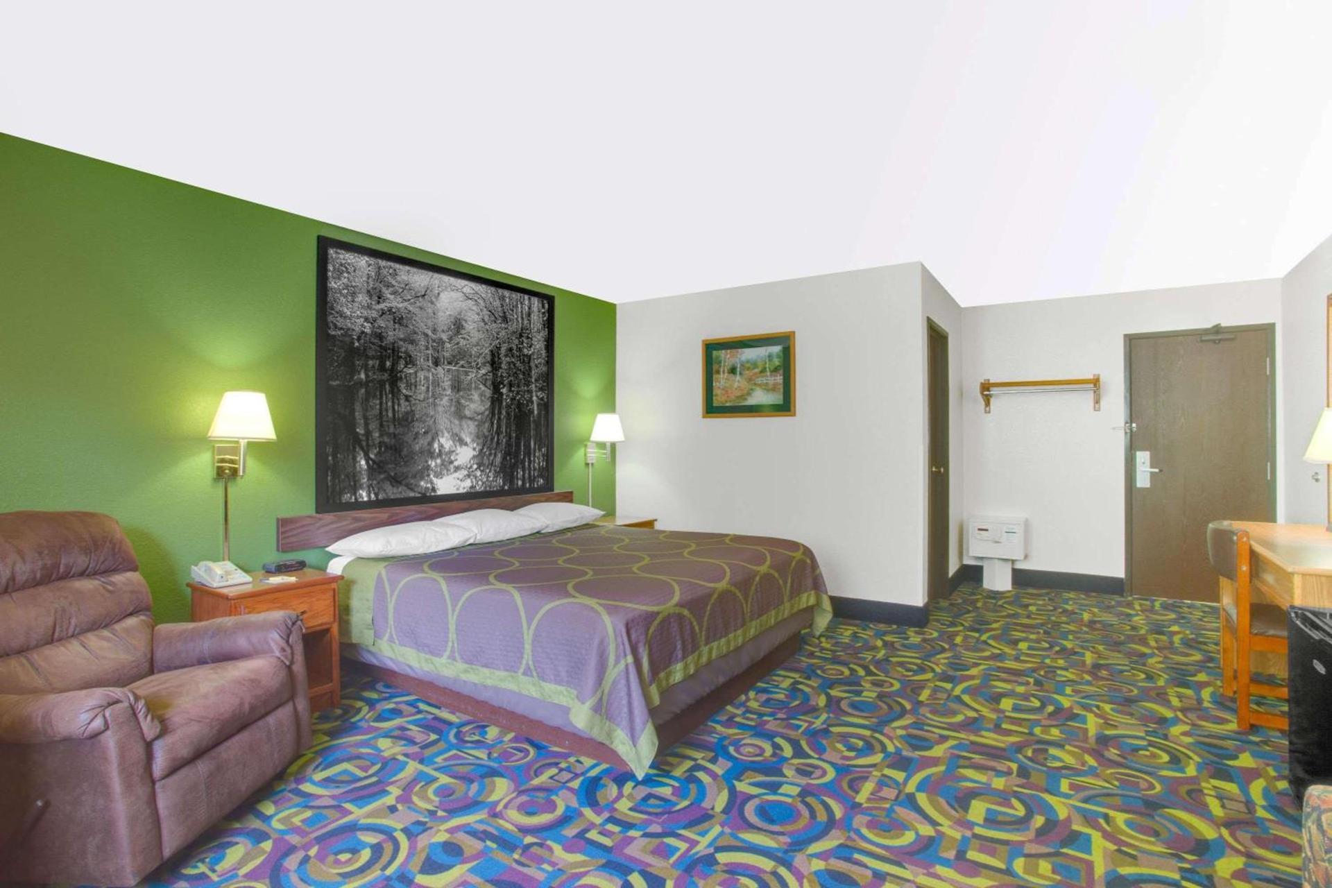 Super 8 by Wyndham Radford VA photo 8
