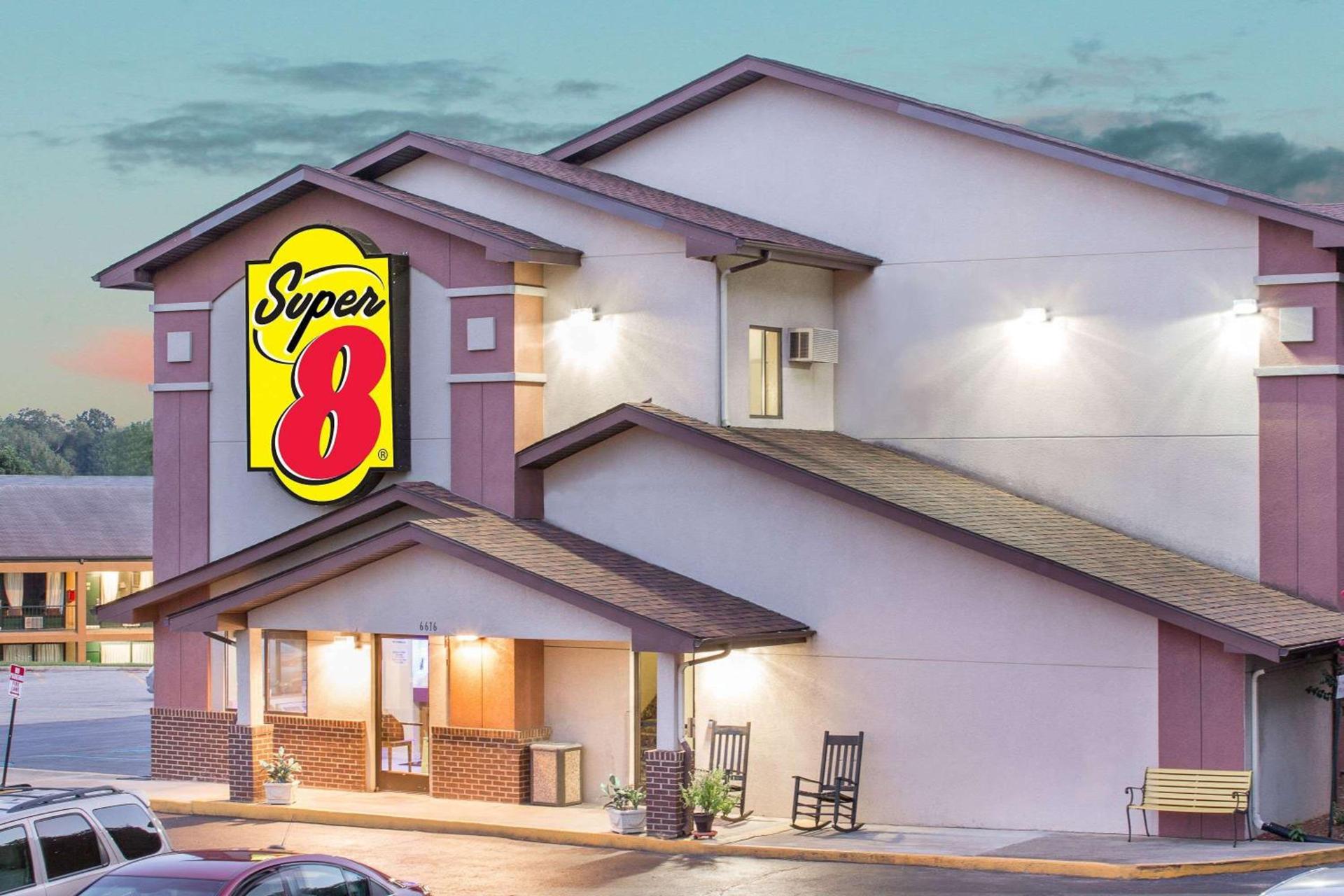 Super 8 by Wyndham Roanoke VA photo 2