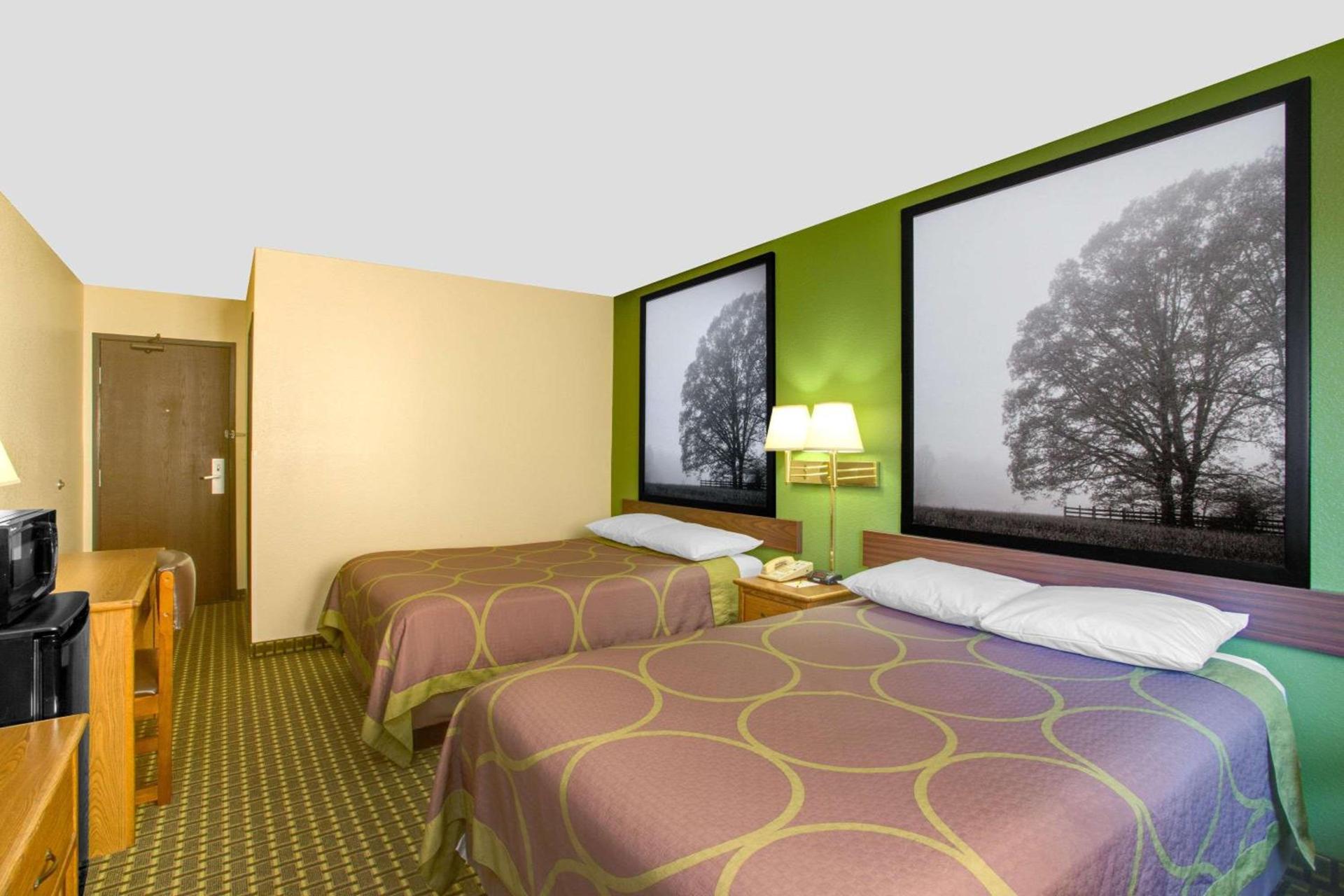 Super 8 by Wyndham Radford VA photo 12