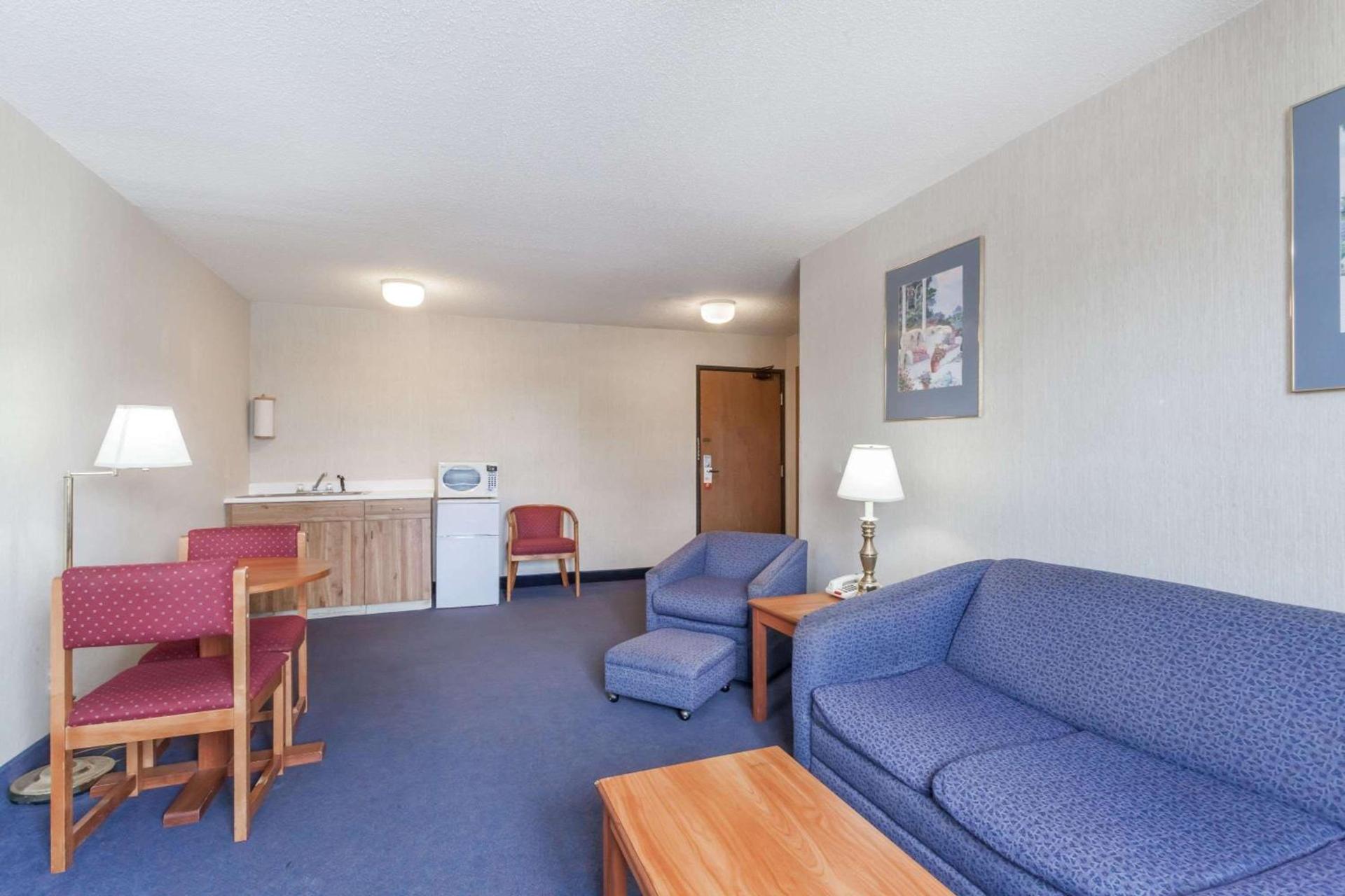 Super 8 by Wyndham Sidney NY photo 34