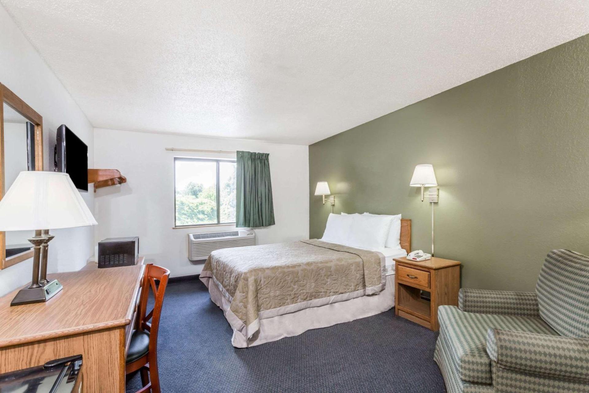 Super 8 by Wyndham Hampton photo 8