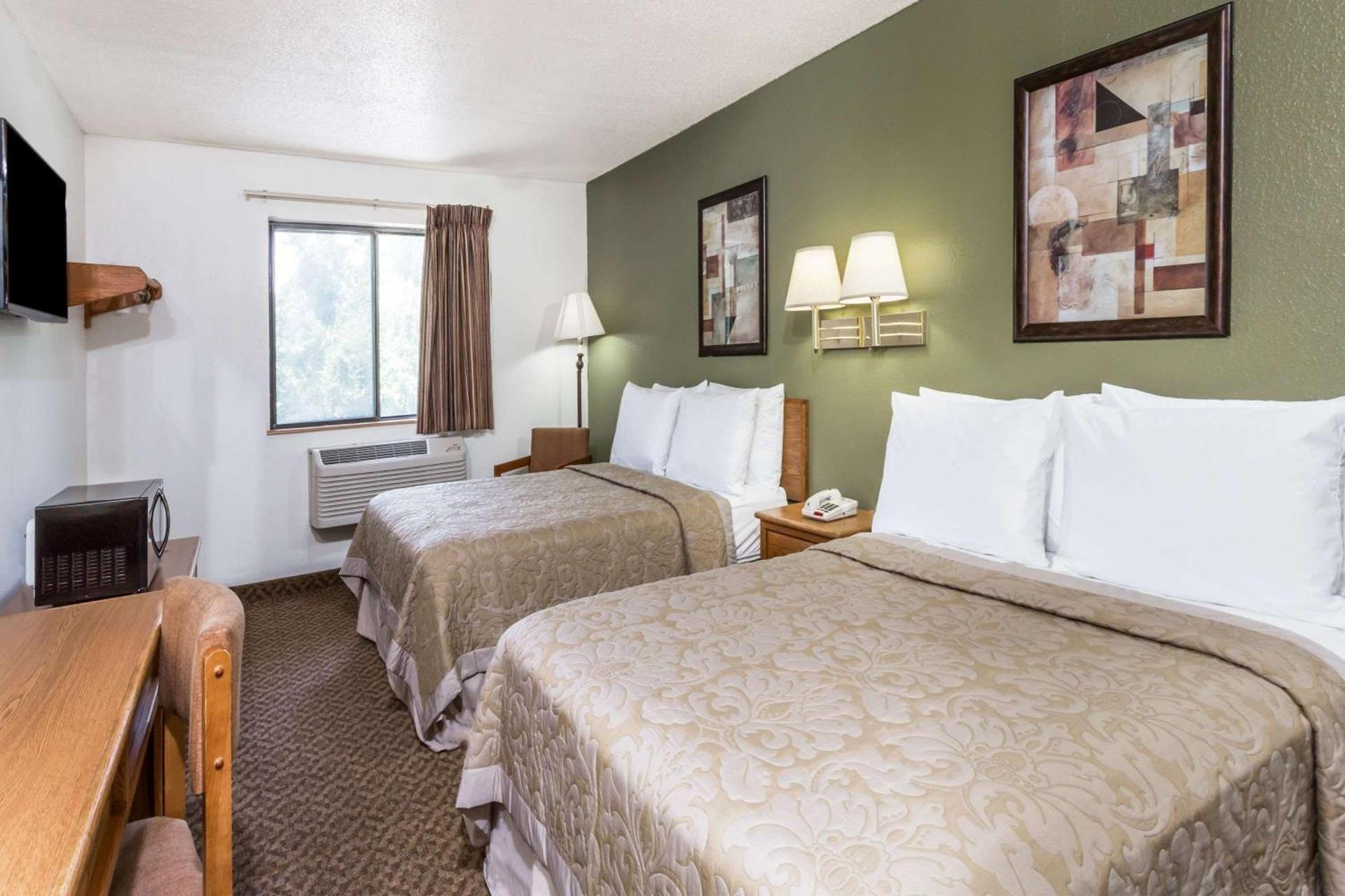 Super 8 by Wyndham Hampton photo 4