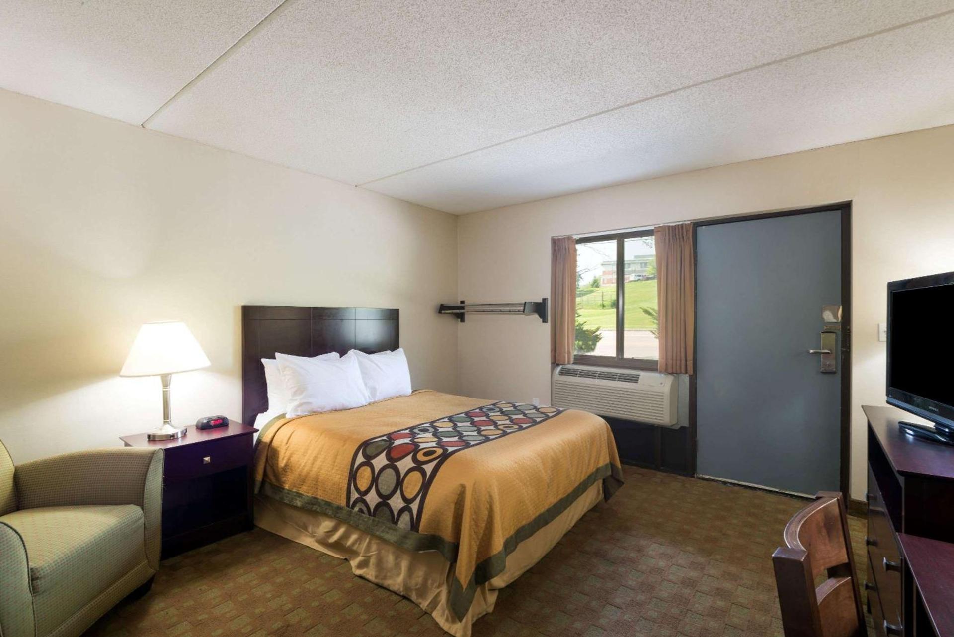 Super 8 by Wyndham White River Junction photo 5