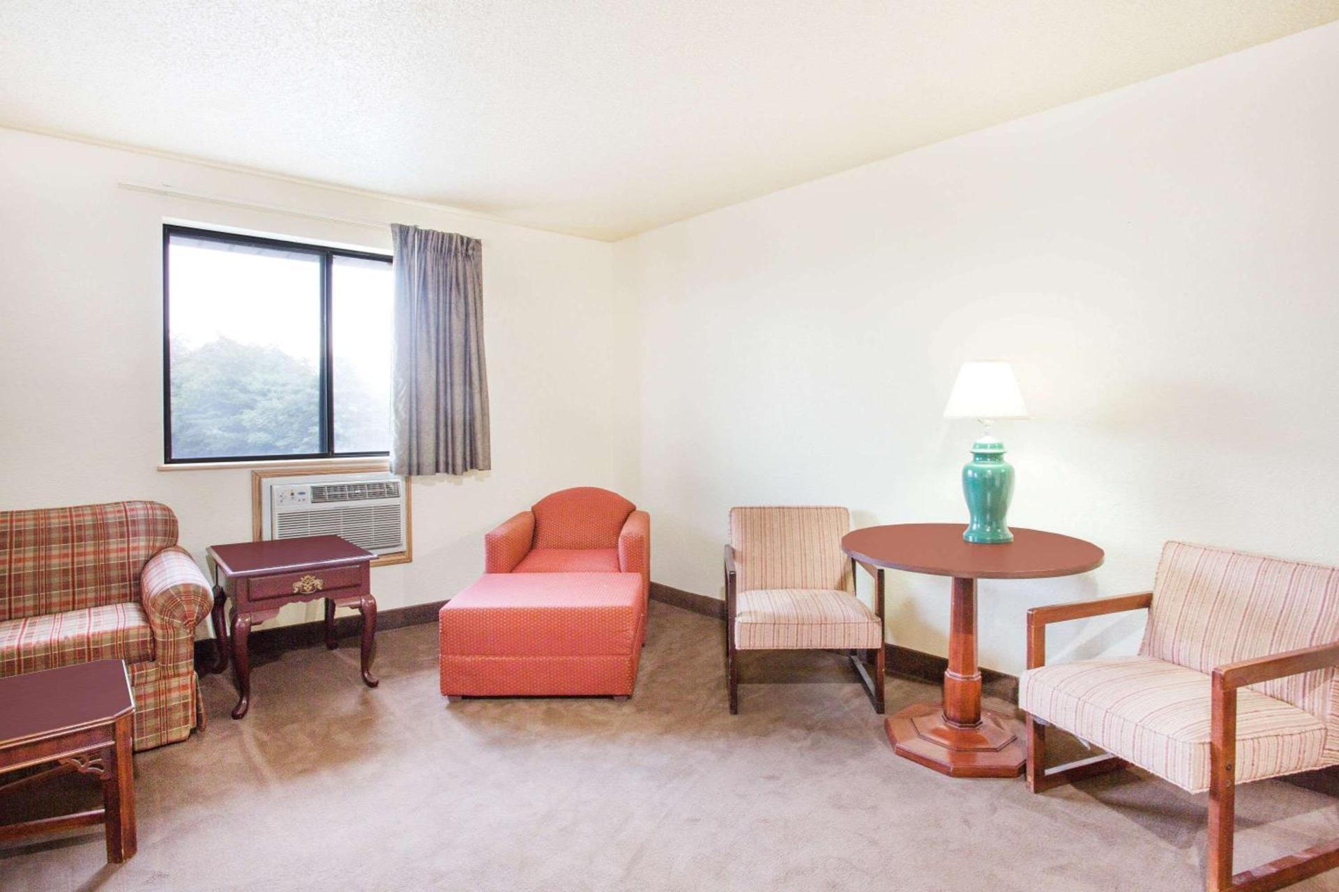 Super 8 by Wyndham Lexington VA photo 14
