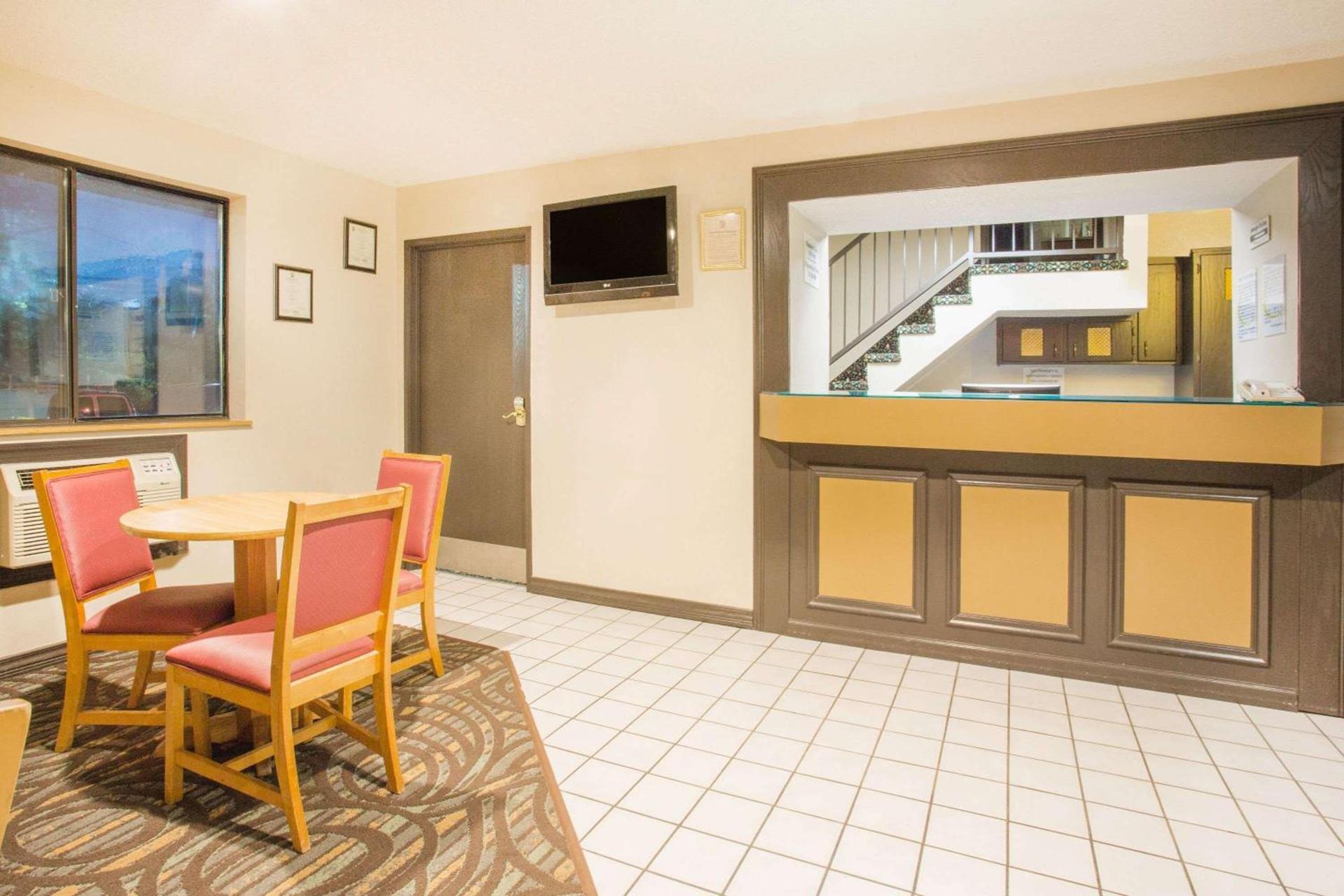 Super 8 by Wyndham Lexington VA photo 2