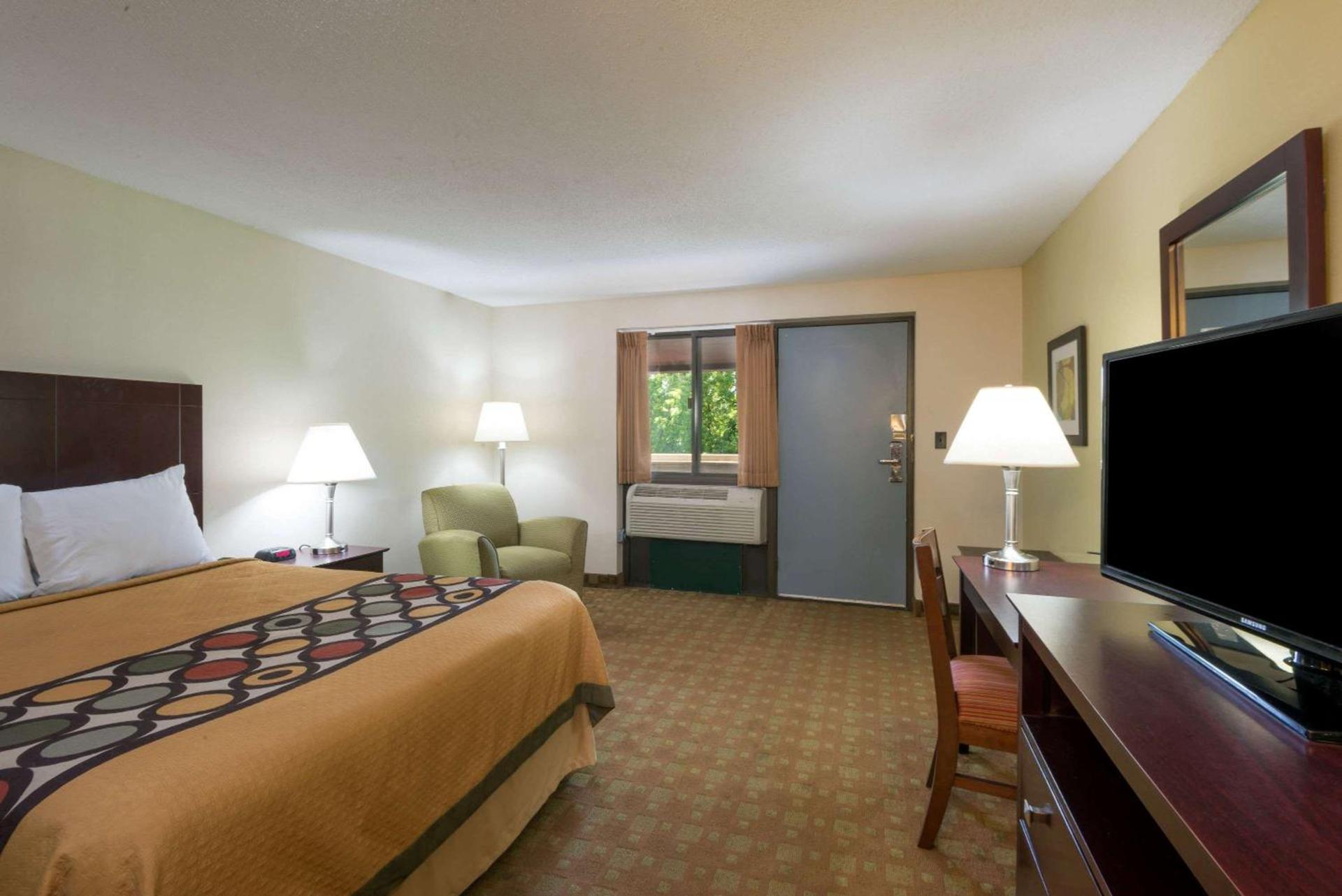 Super 8 by Wyndham White River Junction photo 4