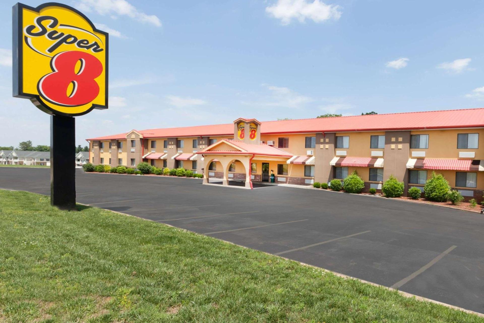 Super 8 South by Wyndham photo 1