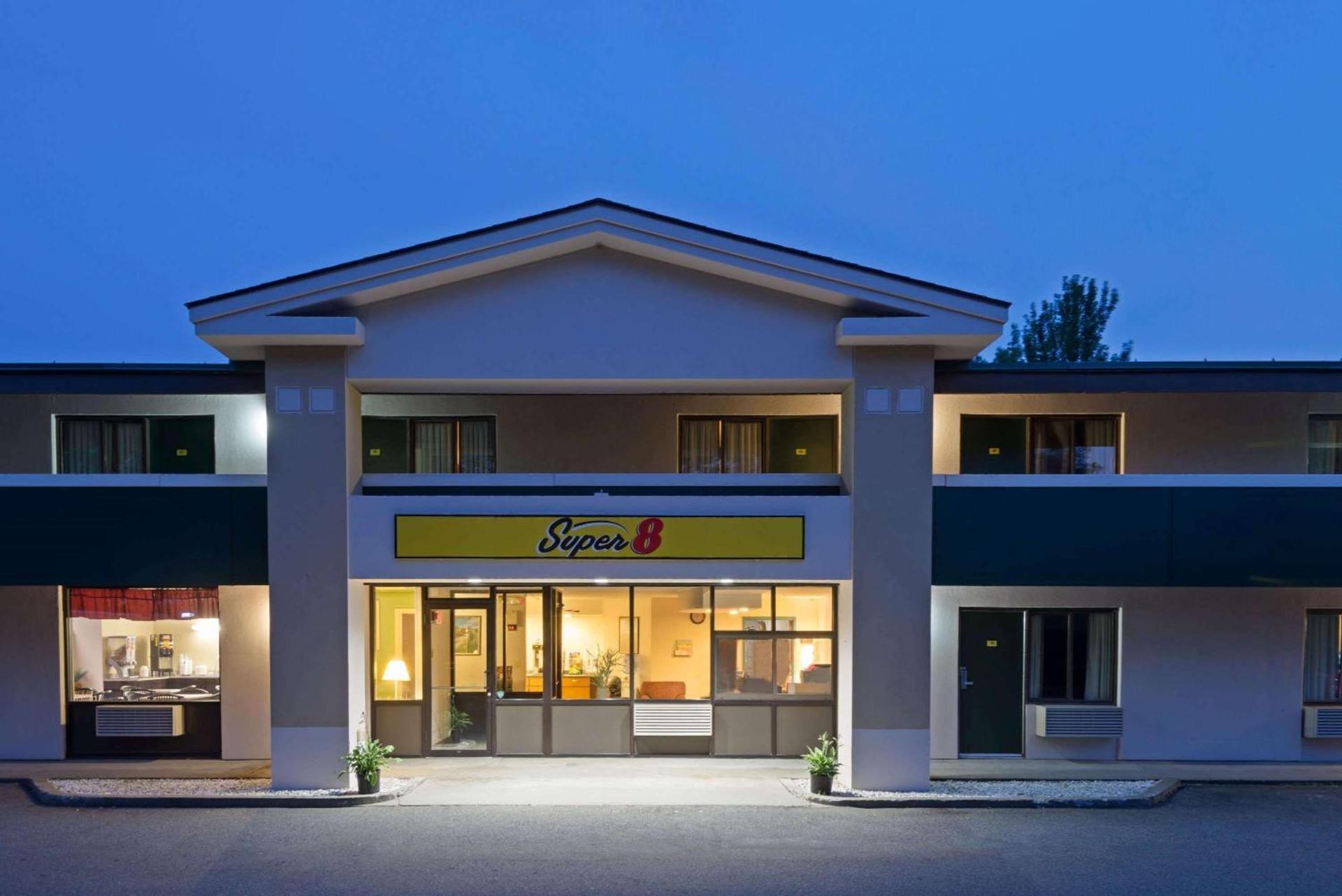 Super 8 by Wyndham White River Junction photo 3