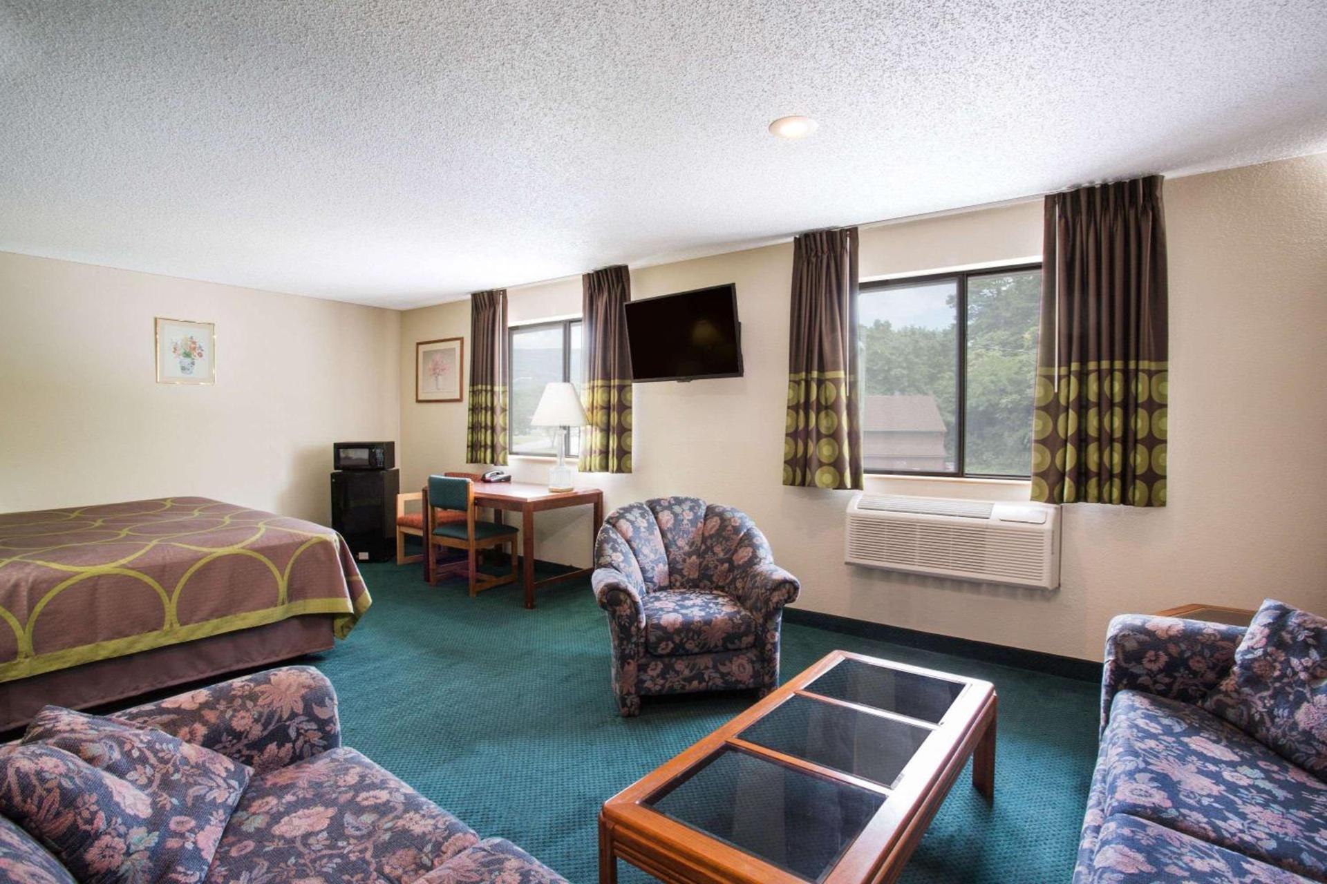 Super 8 by Wyndham Salem VA photo 4