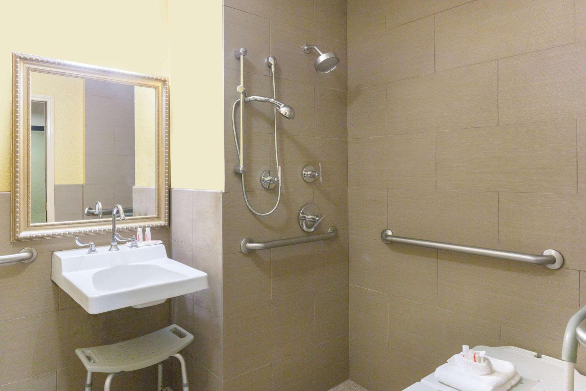 Super 8 by Wyndham Richmond photo 12