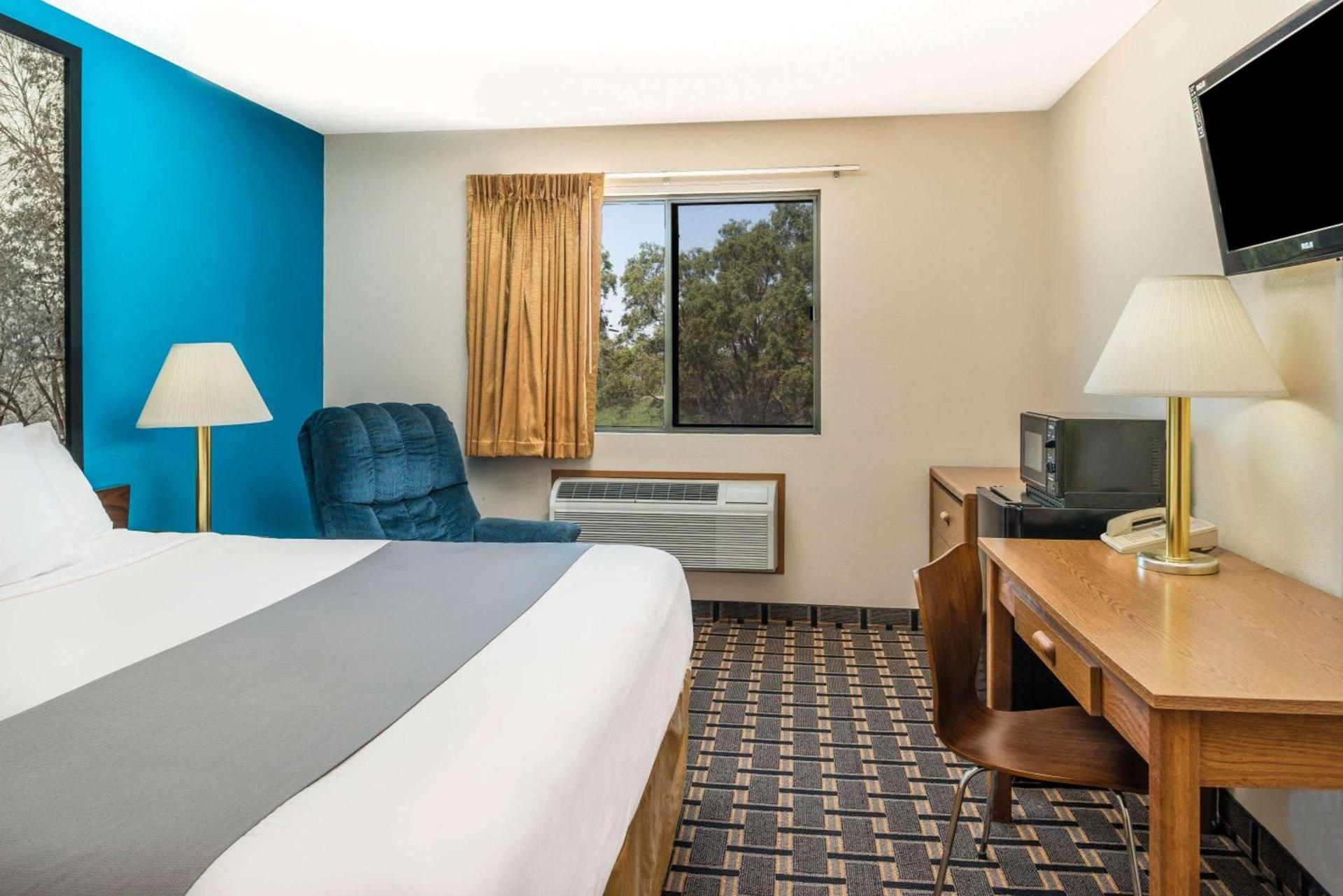 Super 8 by Wyndham Lincoln West photo 3