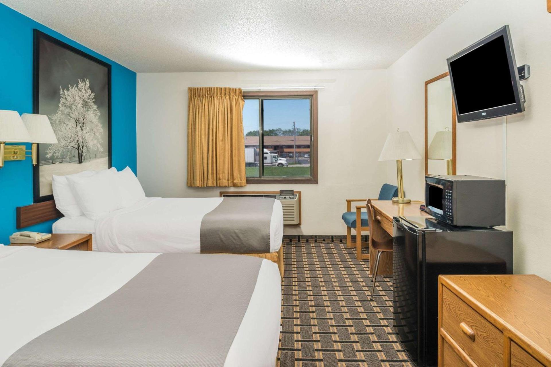 Super 8 by Wyndham Lincoln West photo 11