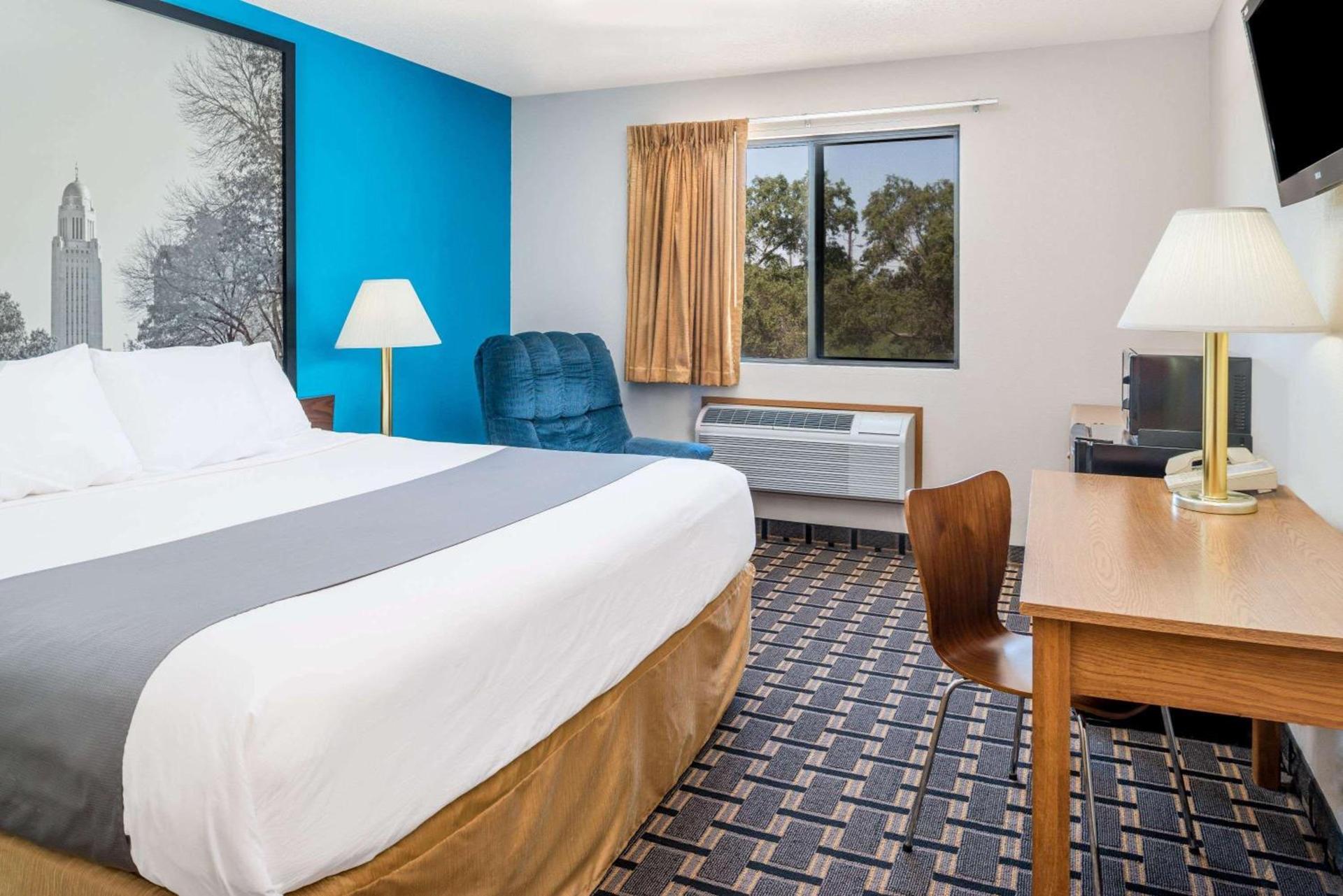 Super 8 by Wyndham Lincoln West photo 4