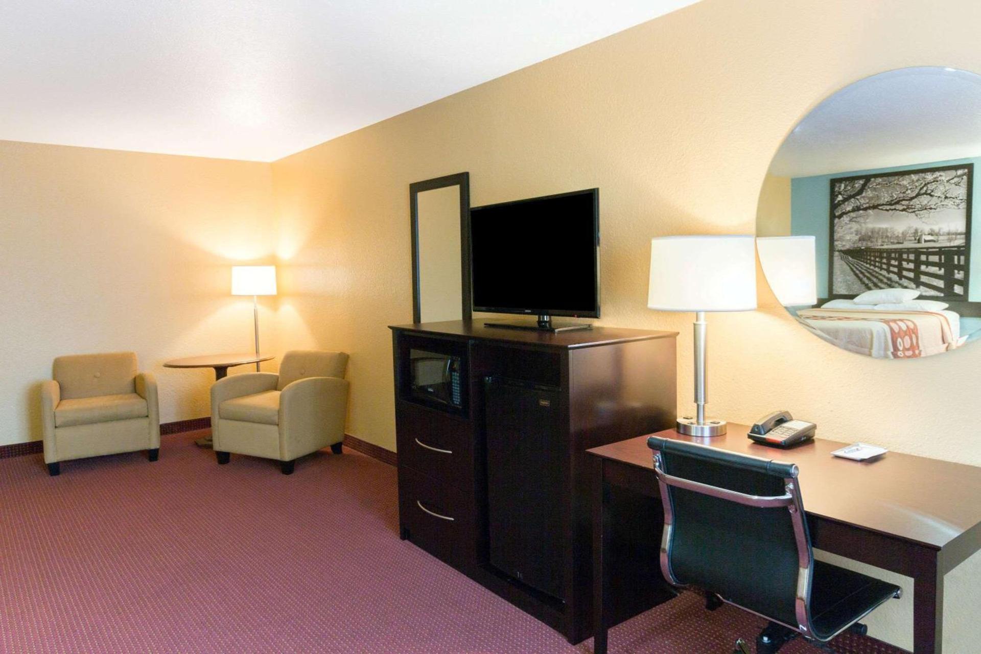 Super 8 by Wyndham Richmond photo 13