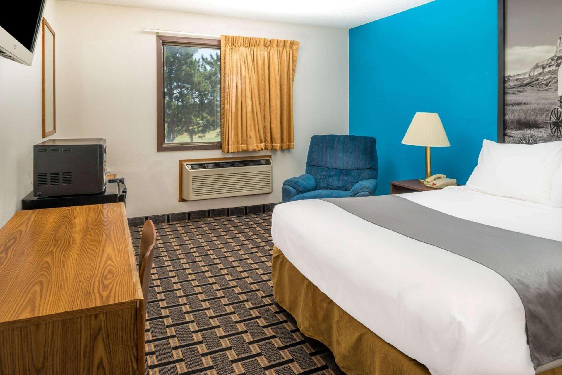 Super 8 by Wyndham Lincoln West photo 10