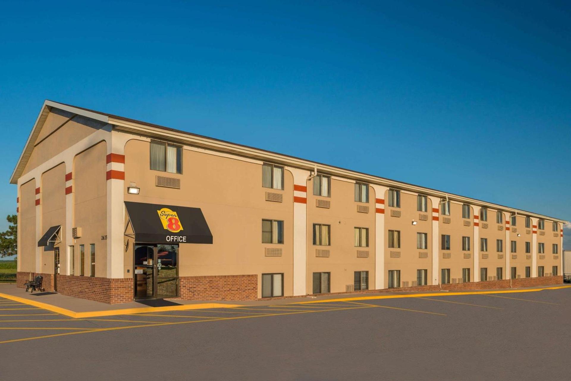 Super 8 by Wyndham Lincoln West photo 1