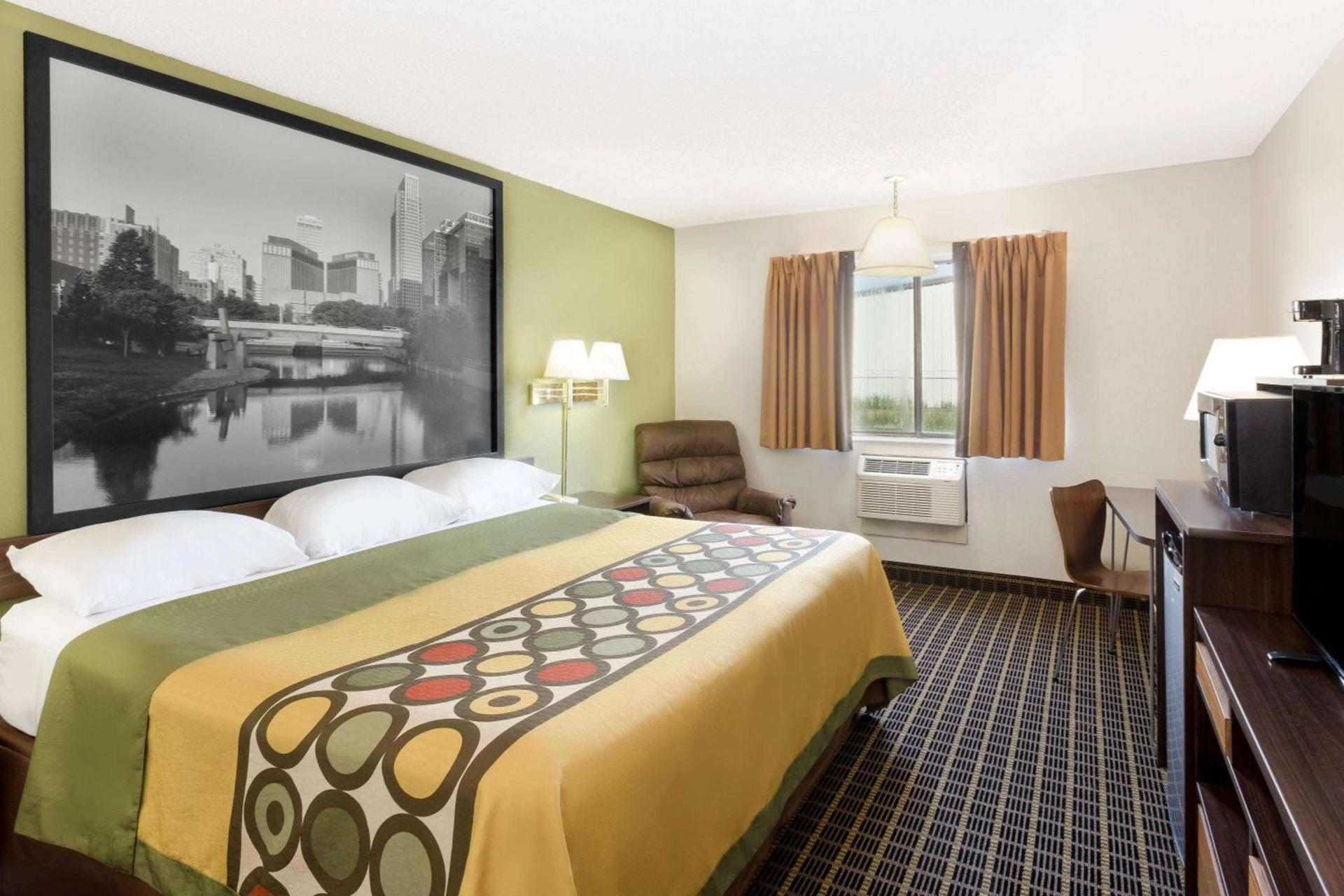 Super 8 by Wyndham Norfolk photo 12