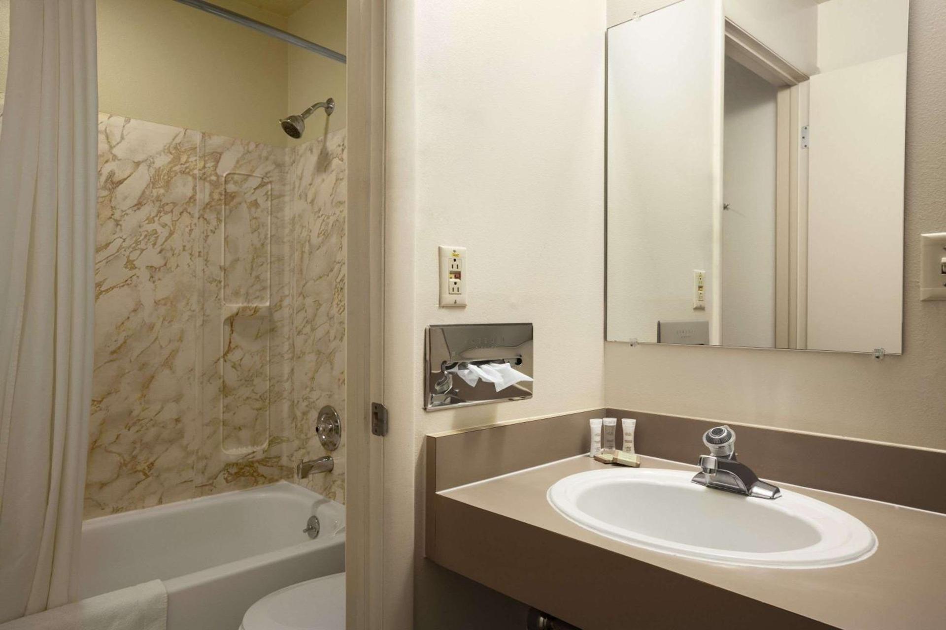 Super 8 by Wyndham Idaho Falls photo 13