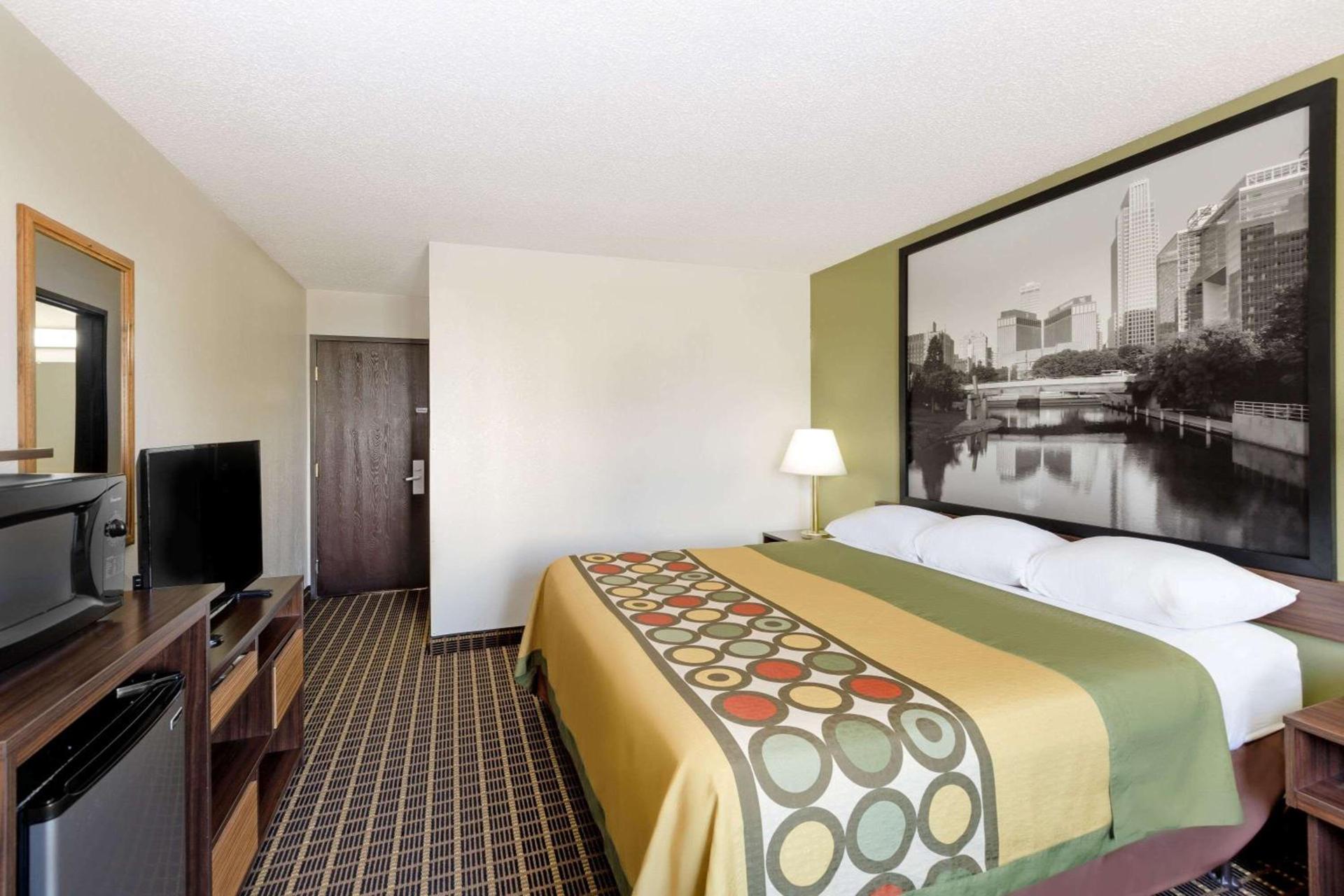 Super 8 by Wyndham Norfolk photo 9