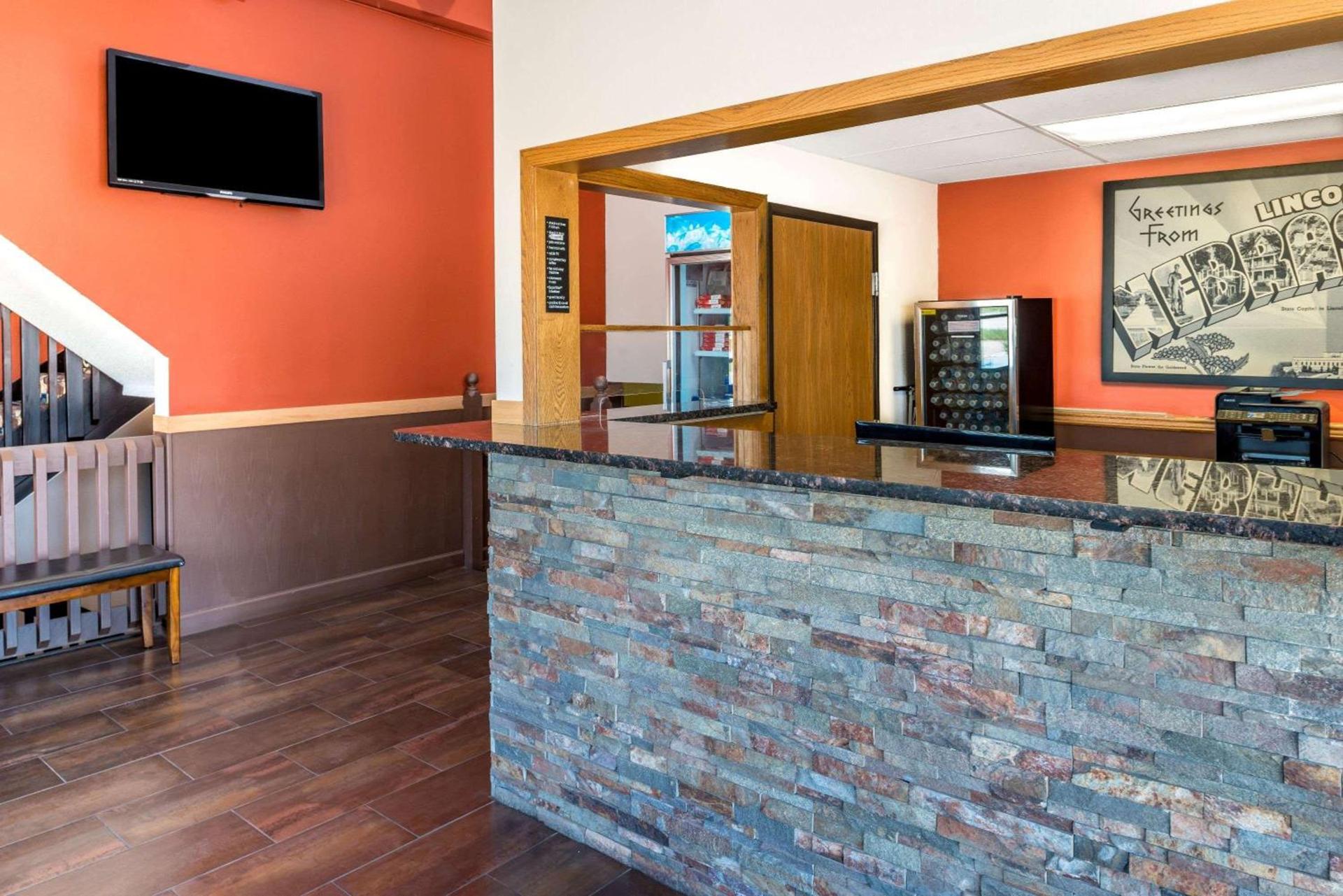Super 8 by Wyndham Lincoln West photo 2