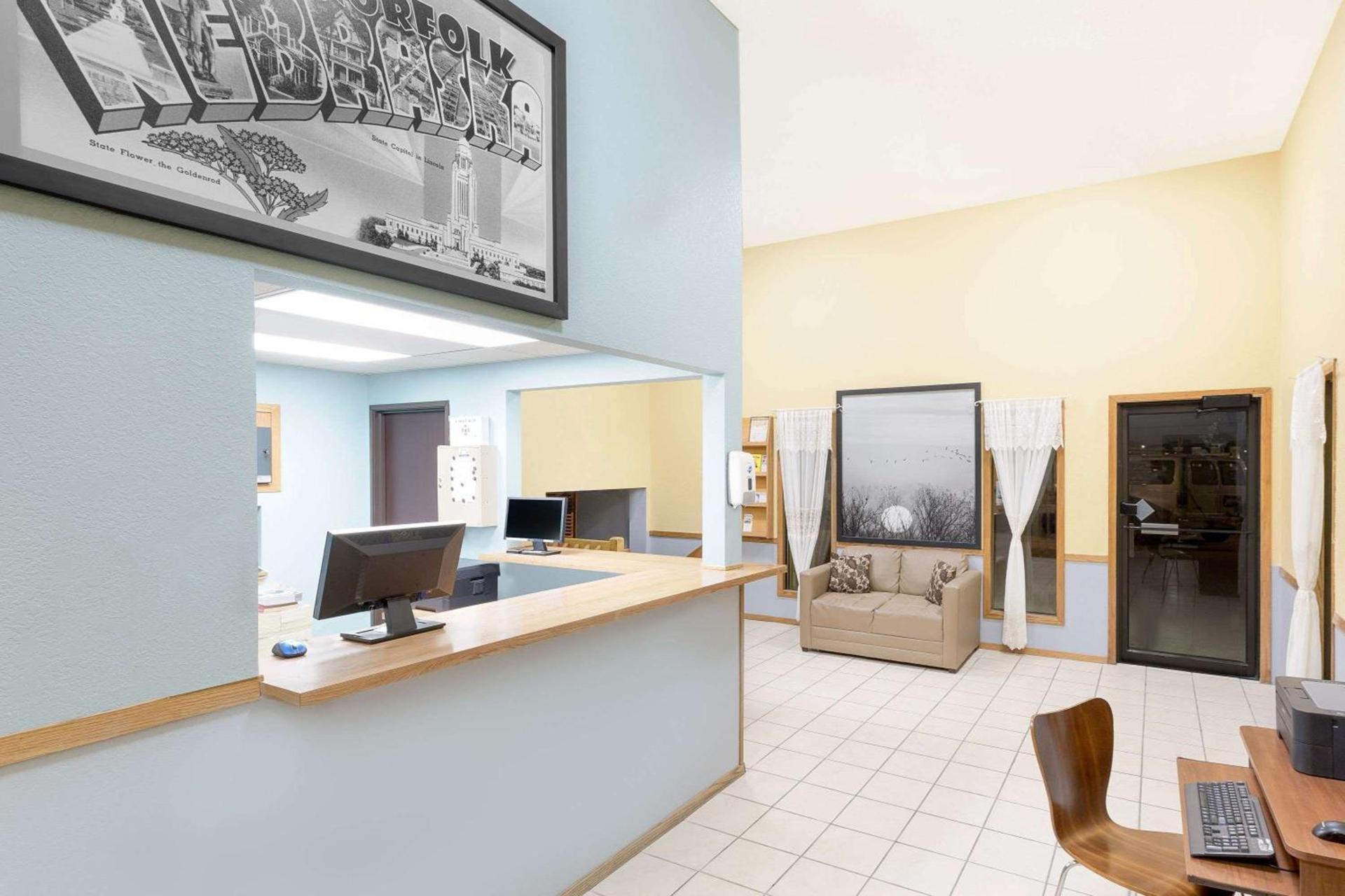 Super 8 by Wyndham Norfolk photo 2