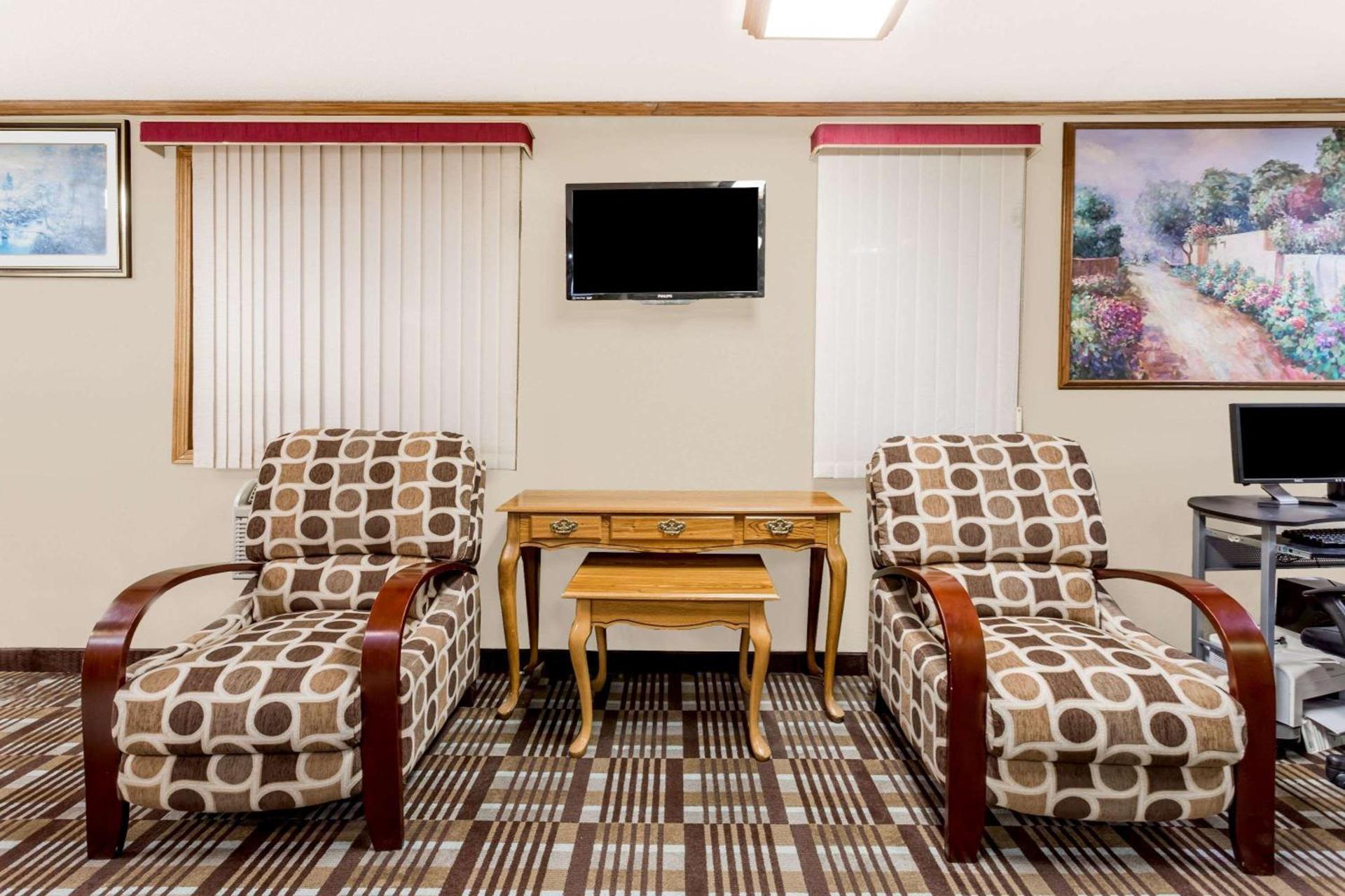 Super 8 by Wyndham Lexington photo 3