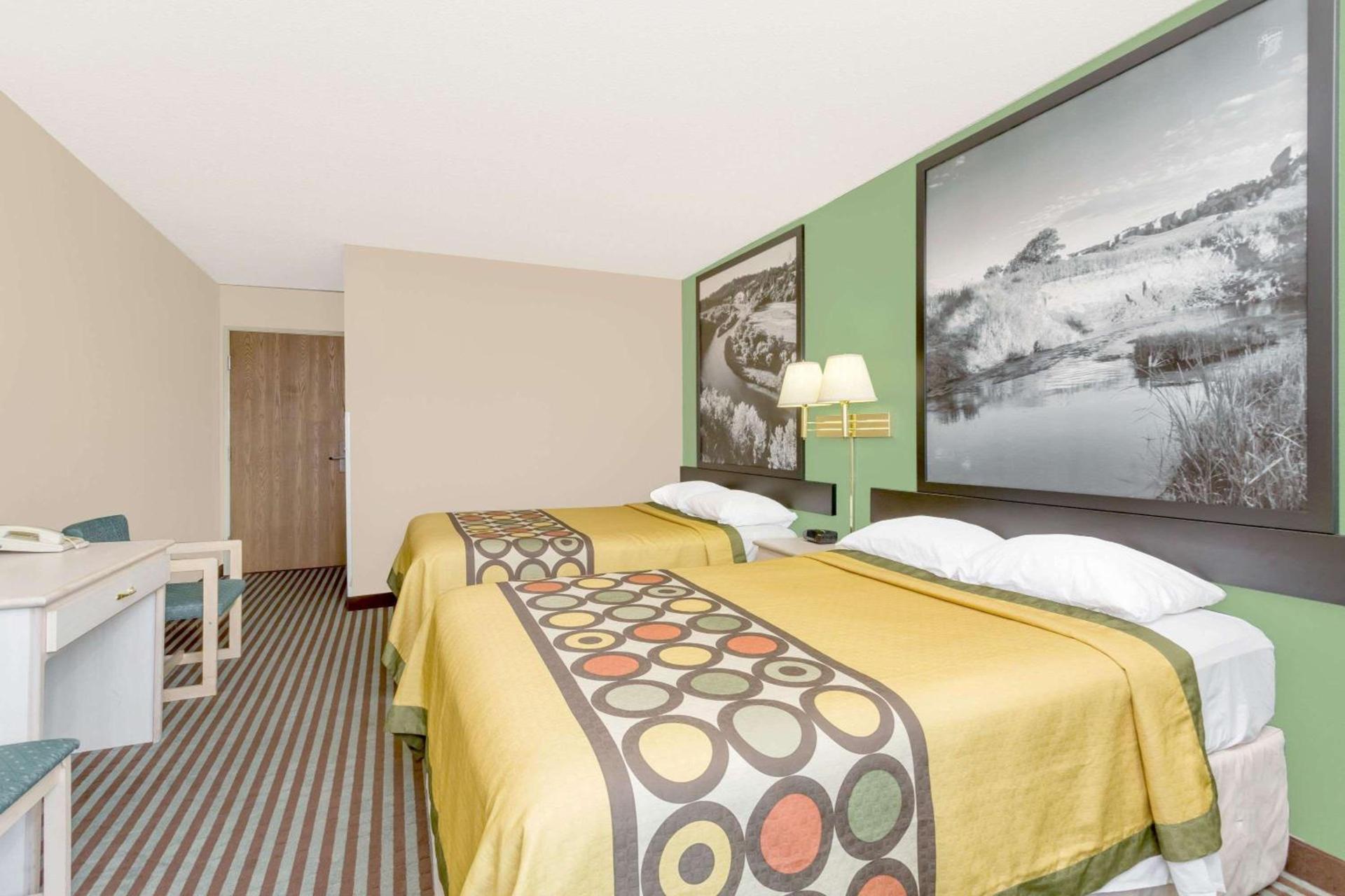 Super 8 by Wyndham Lexington photo 10