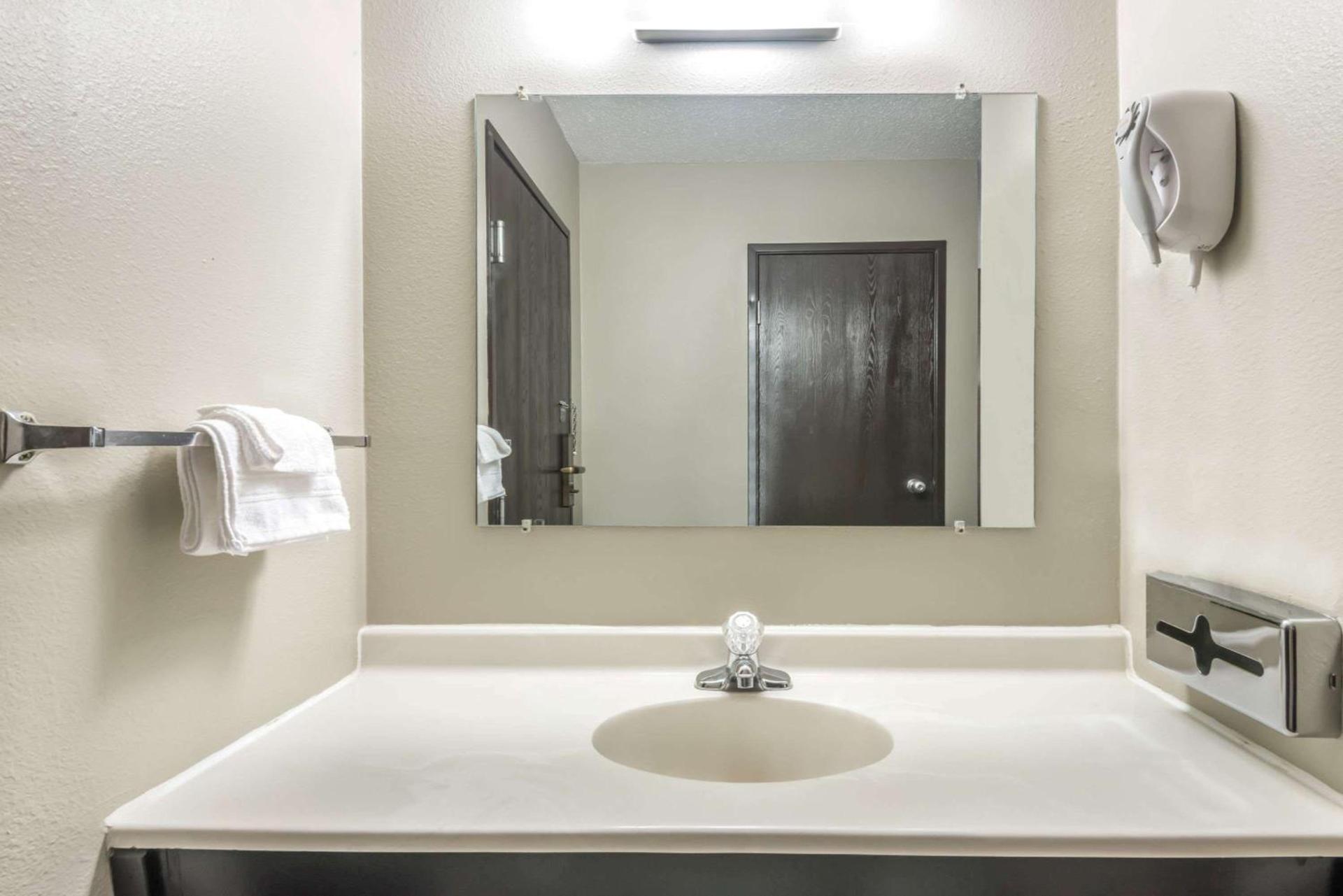 Super 8 by Wyndham Kimball photo 6