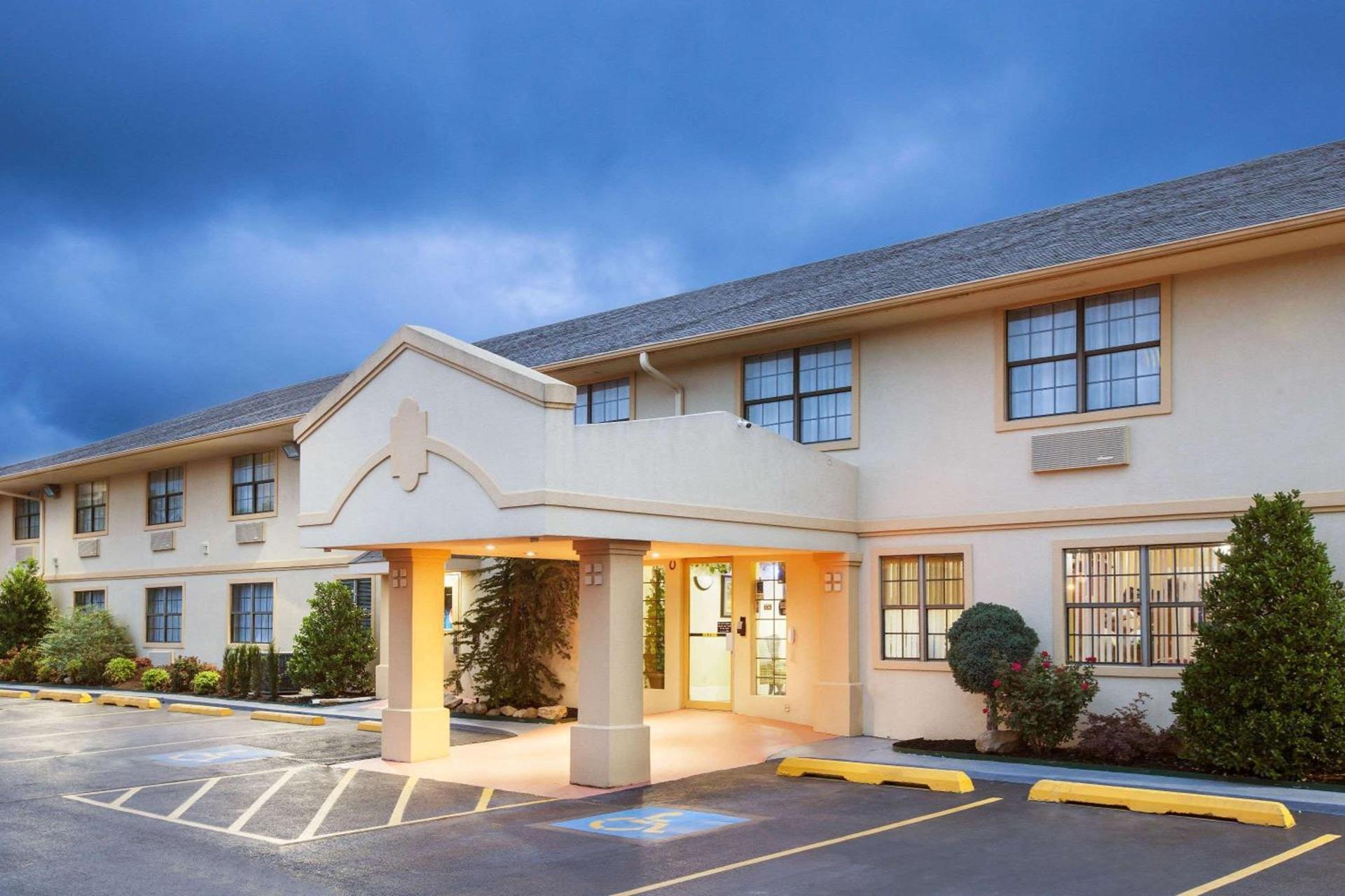 Super 8 by Wyndham Sulphur photo 2
