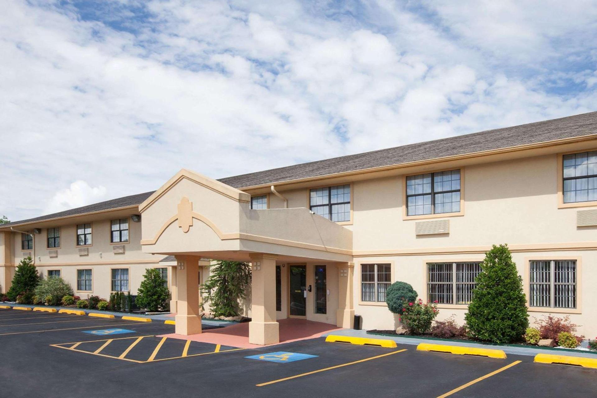 Super 8 by Wyndham Sulphur photo 1
