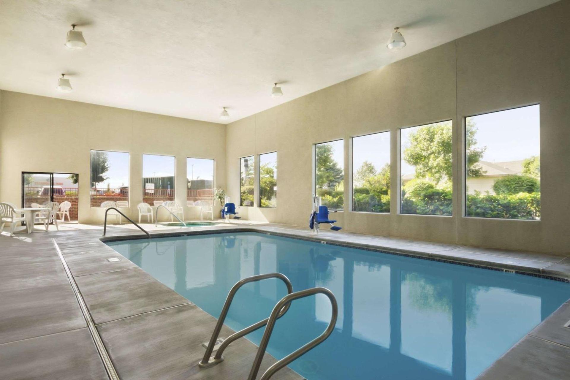 Super 8 by Wyndham Kennewick photo 44