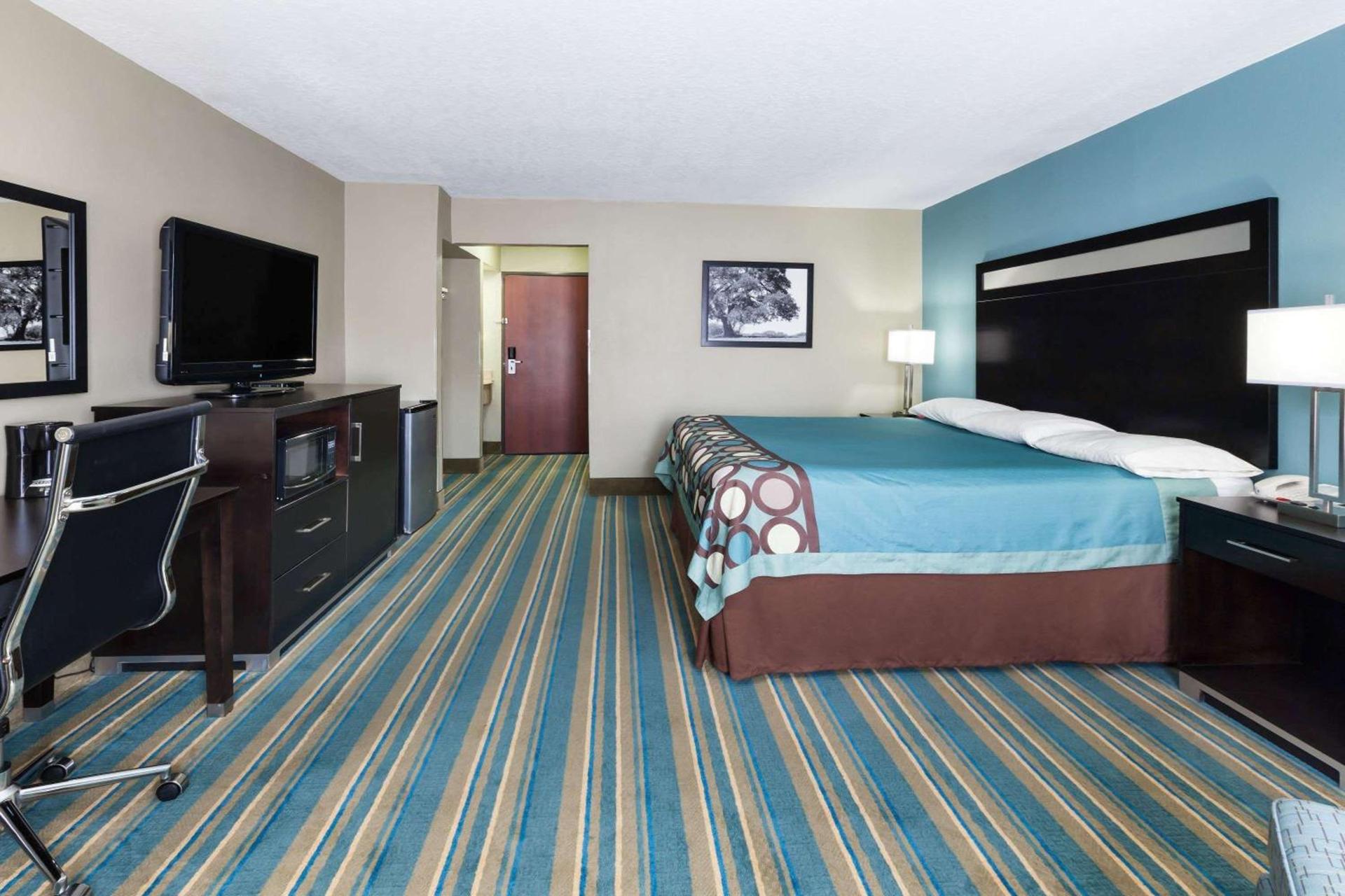 Super 8 by Wyndham Sulphur photo 13