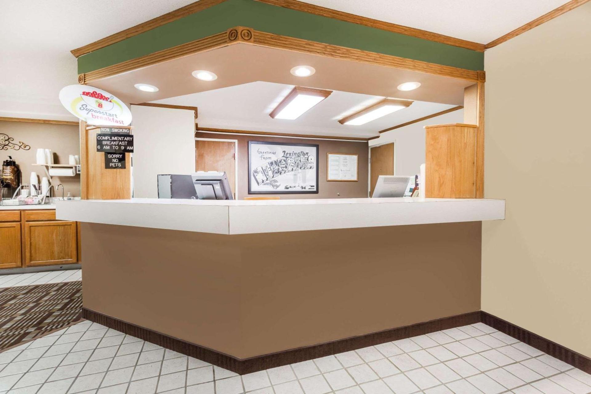 Super 8 by Wyndham Lexington photo 2